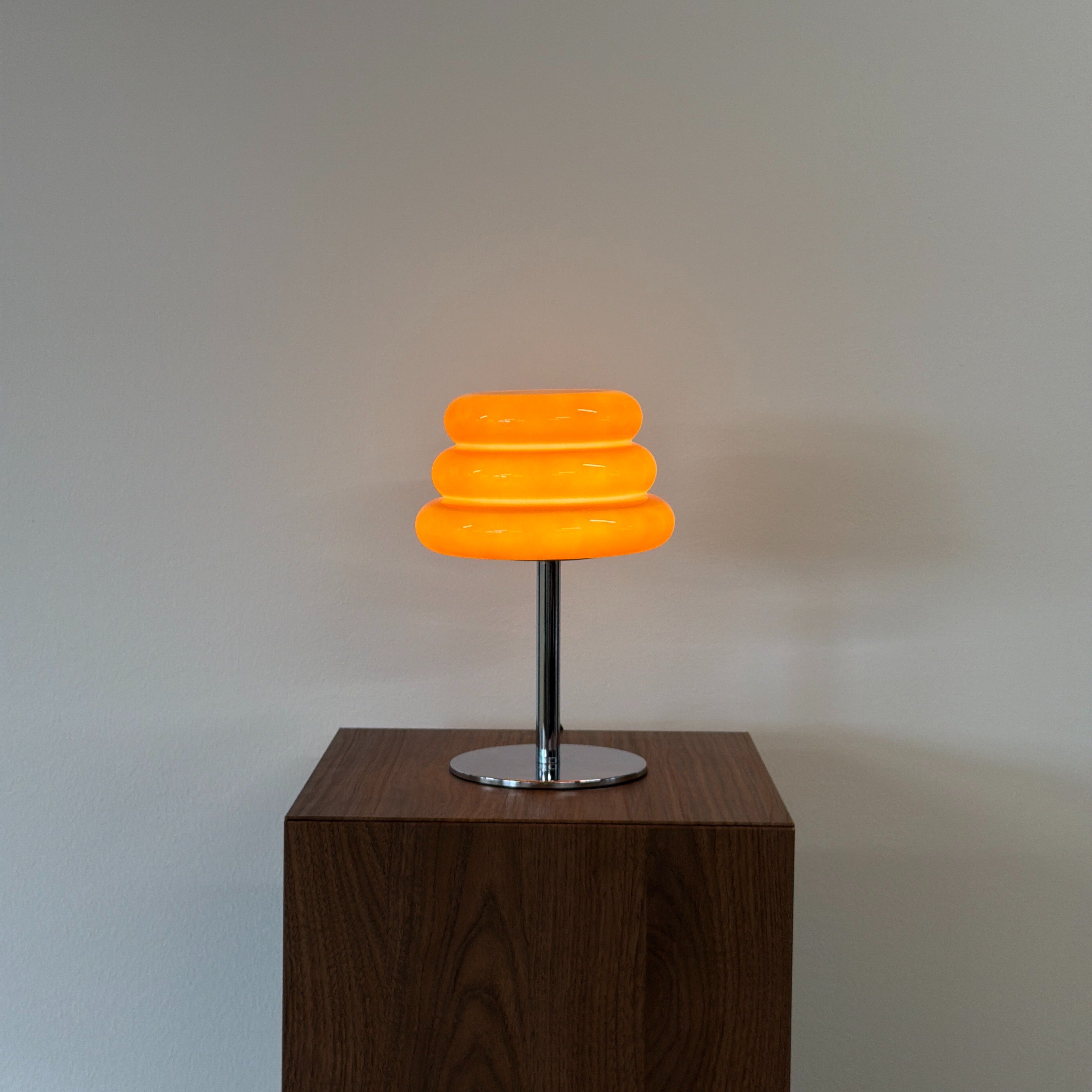 CAKE bordslampa Orange – Bauhaus opalglas & krom