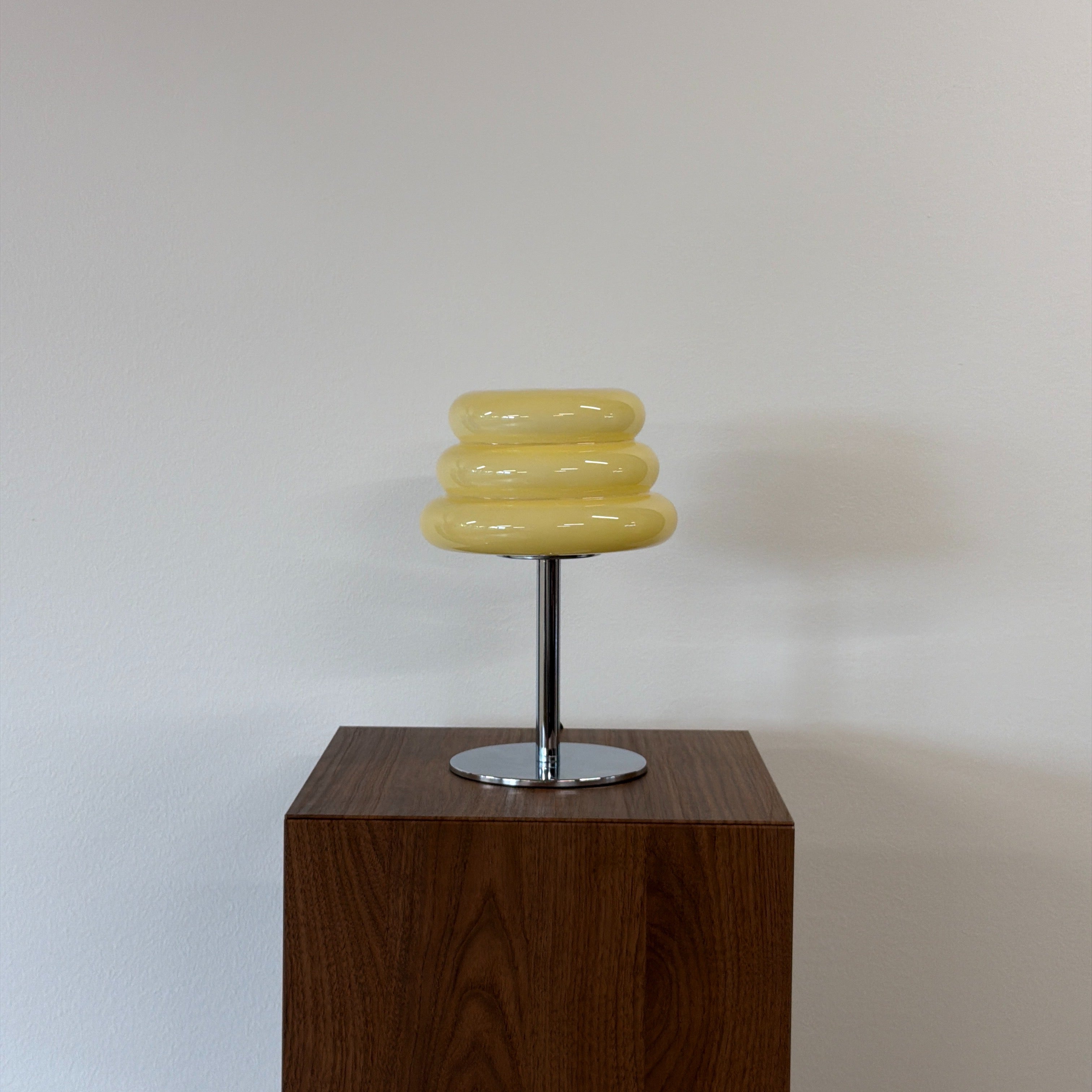 CAKE bordslampa Gul – Bauhaus opalglas & krom