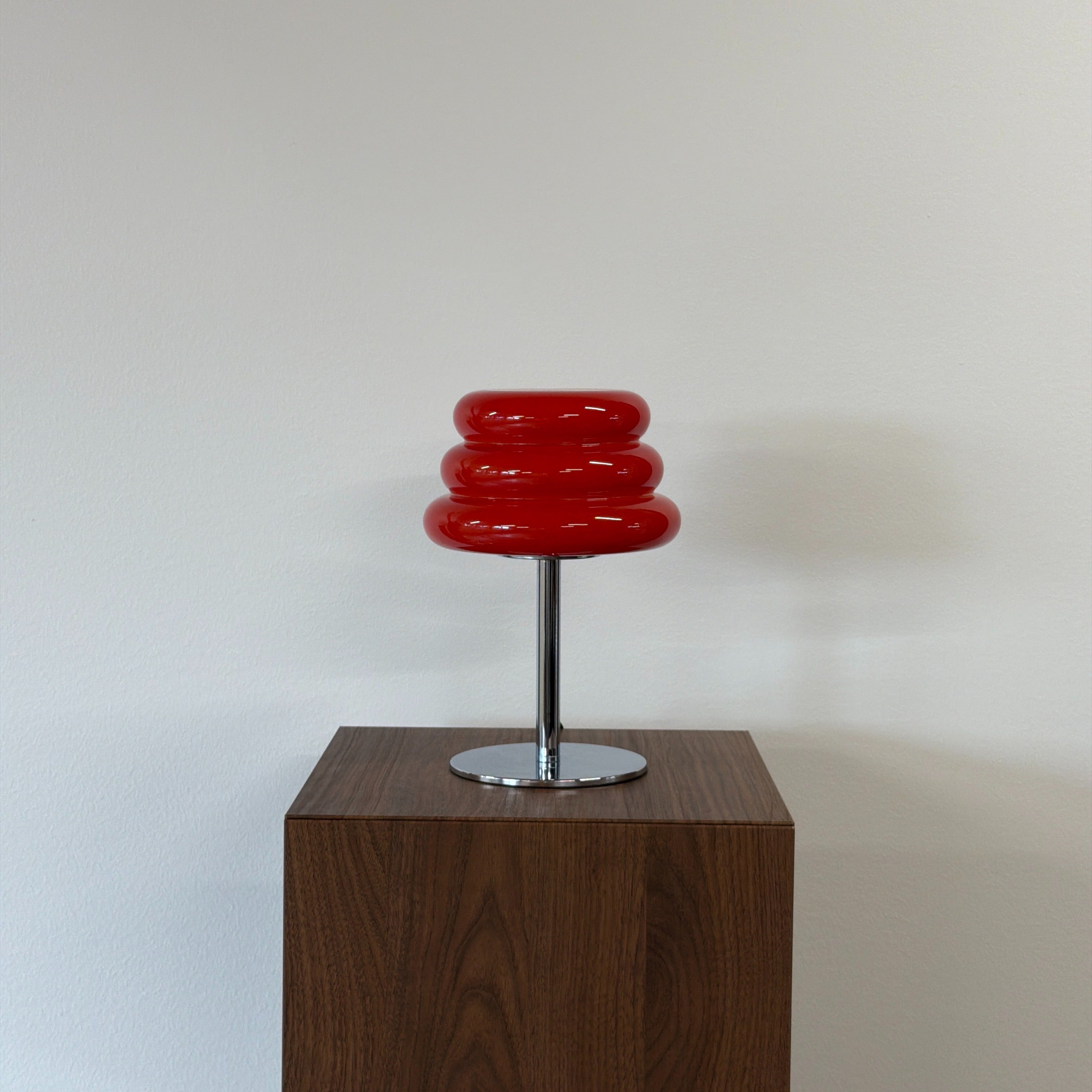 CAKE bordslampa Röd – Bauhaus opalglas & krom