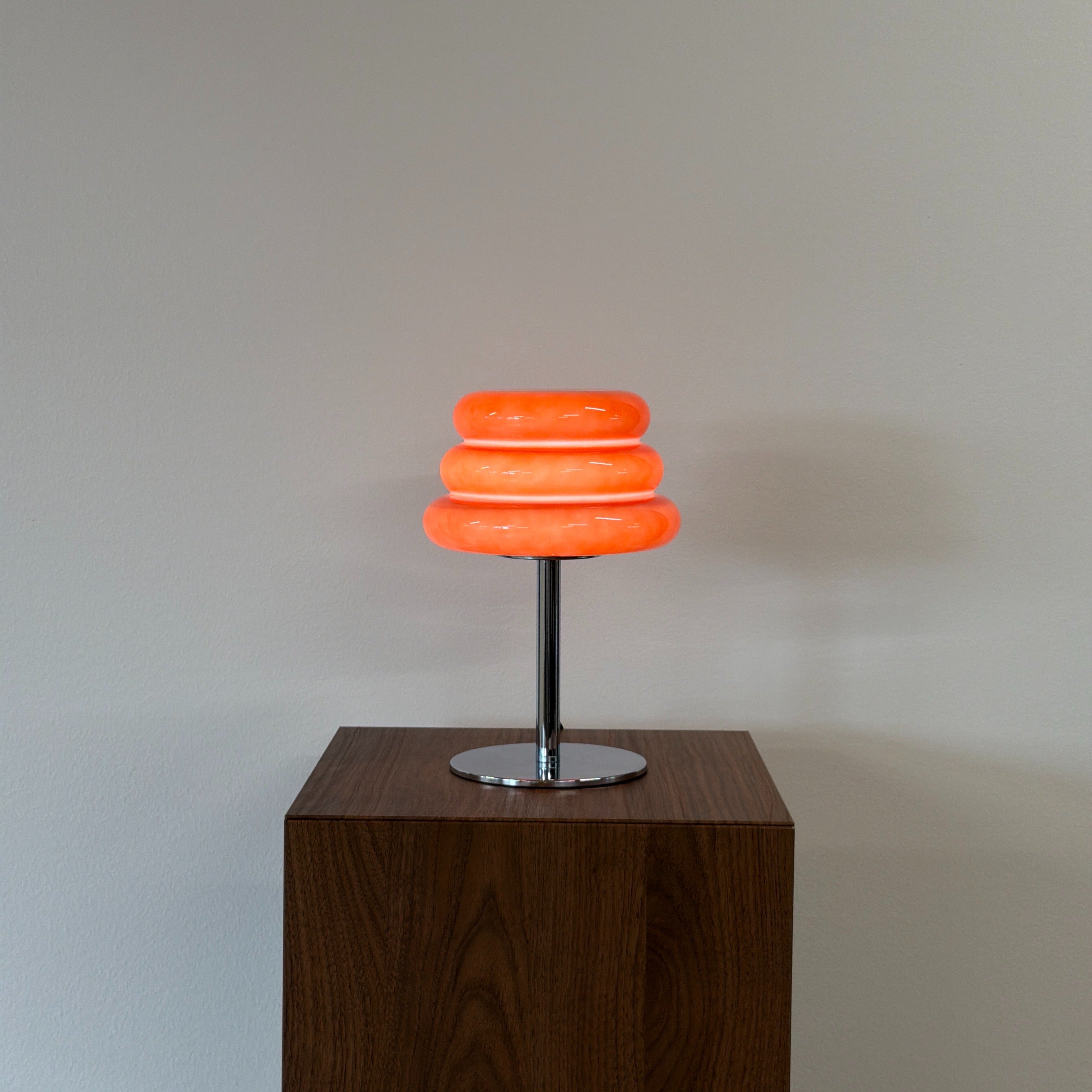 CAKE bordslampa Röd – Bauhaus opalglas & krom