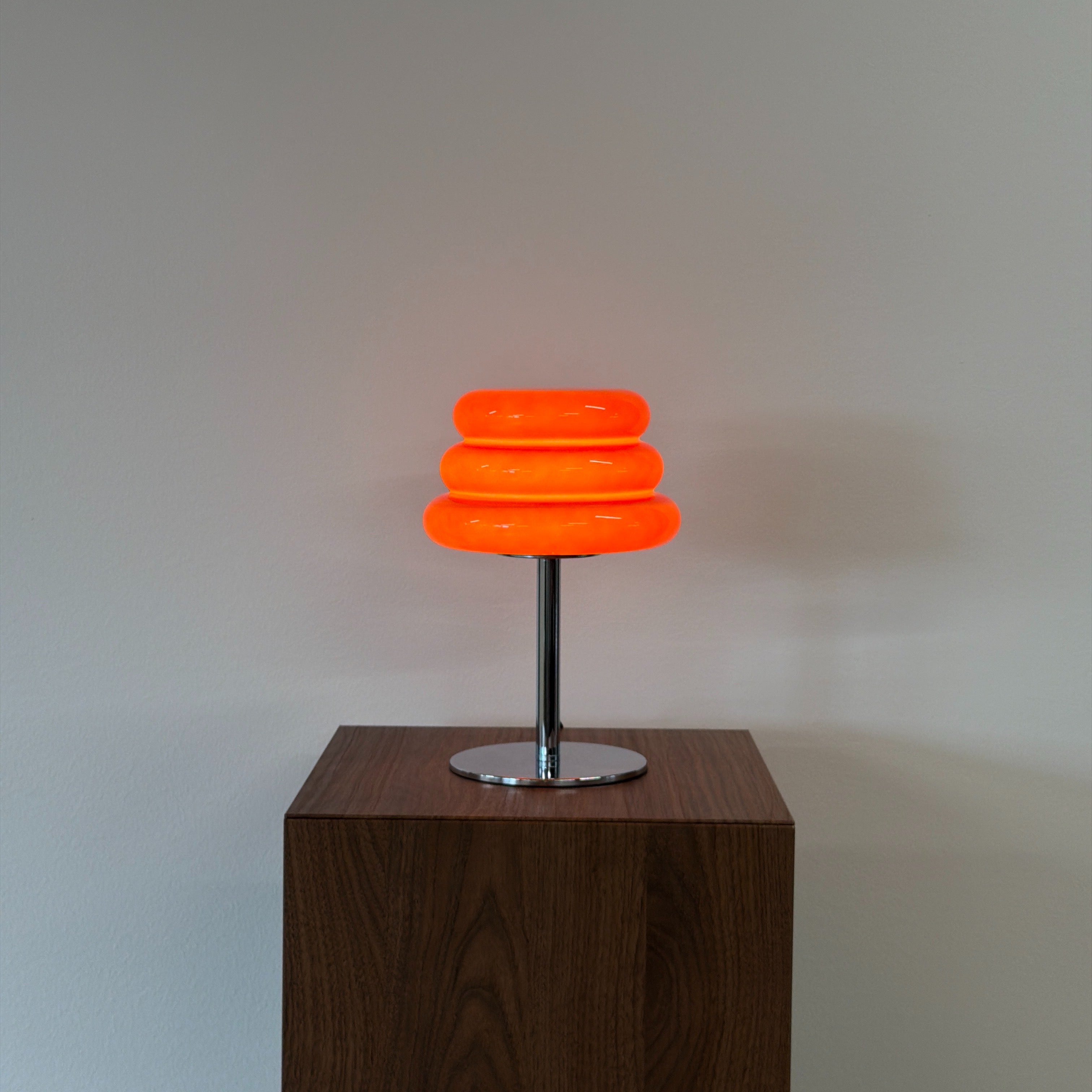 CAKE bordslampa Röd – Bauhaus opalglas & krom