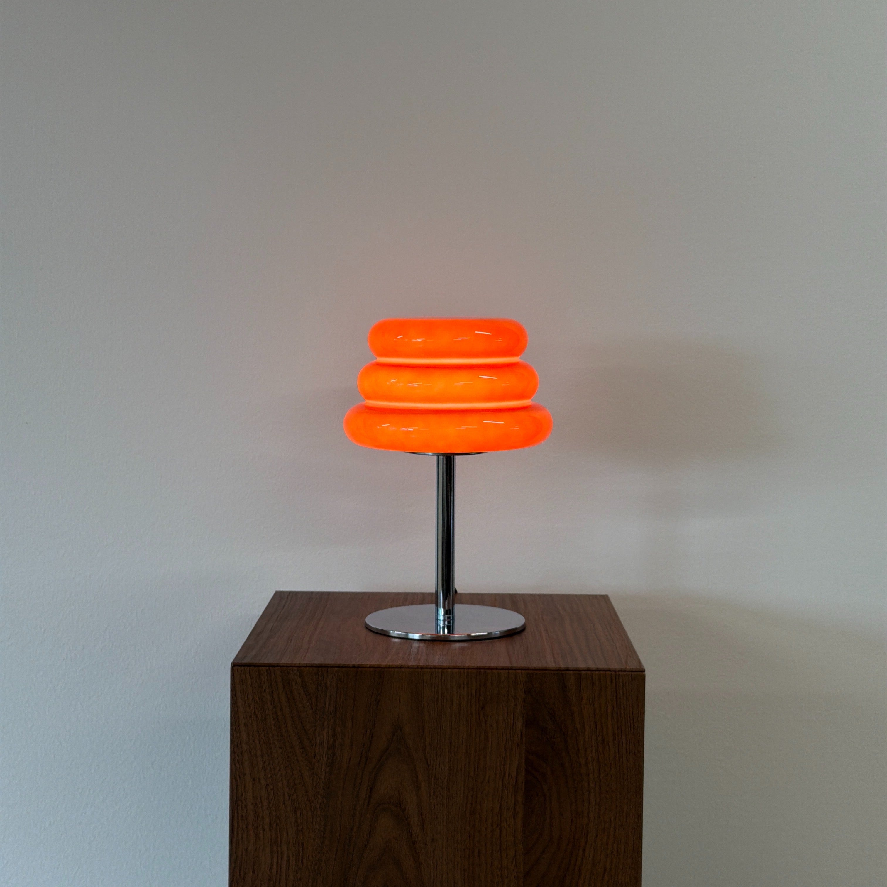 CAKE bordslampa Röd – Bauhaus opalglas & krom