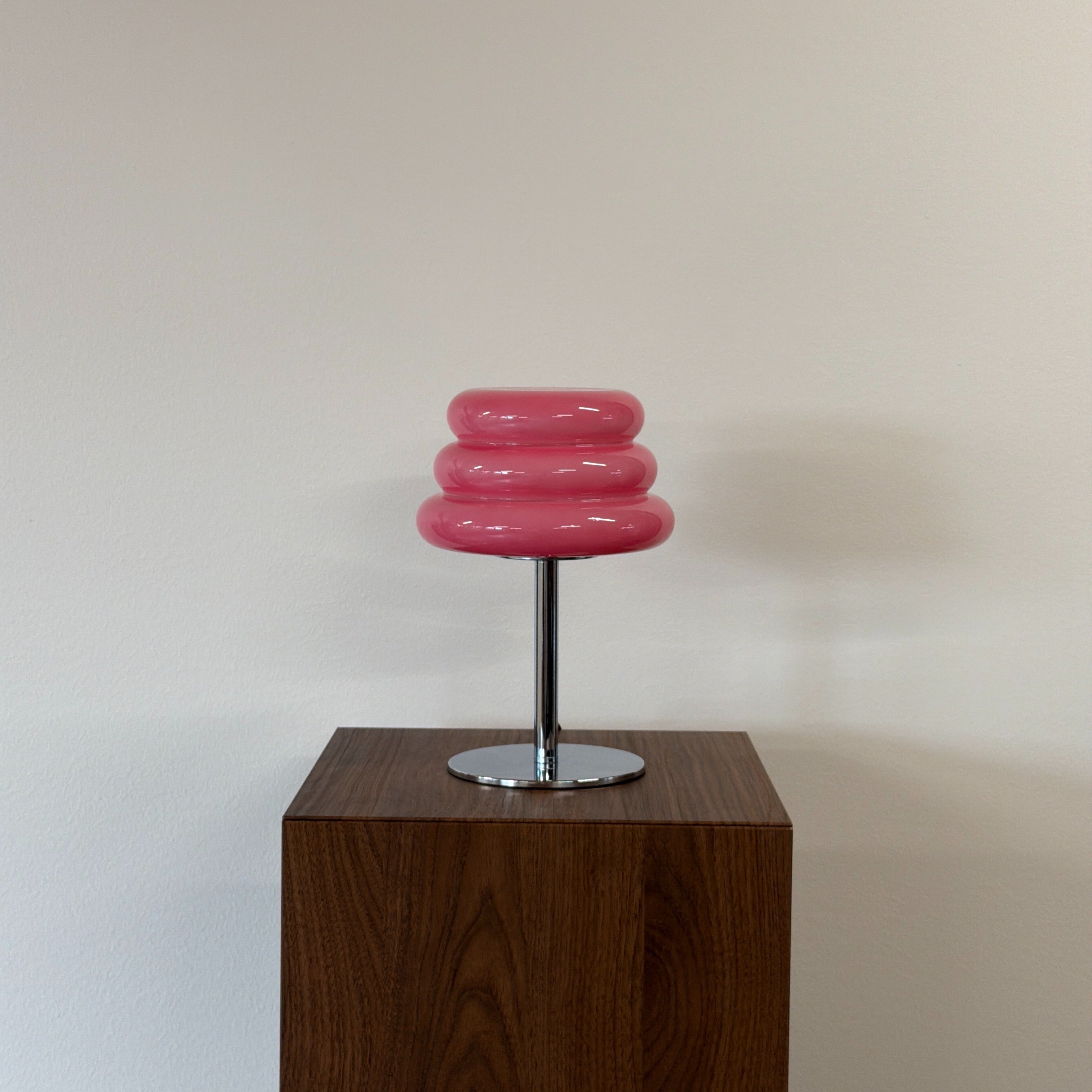 CAKE bordslampa Rosa – Bauhaus opalglas & krom