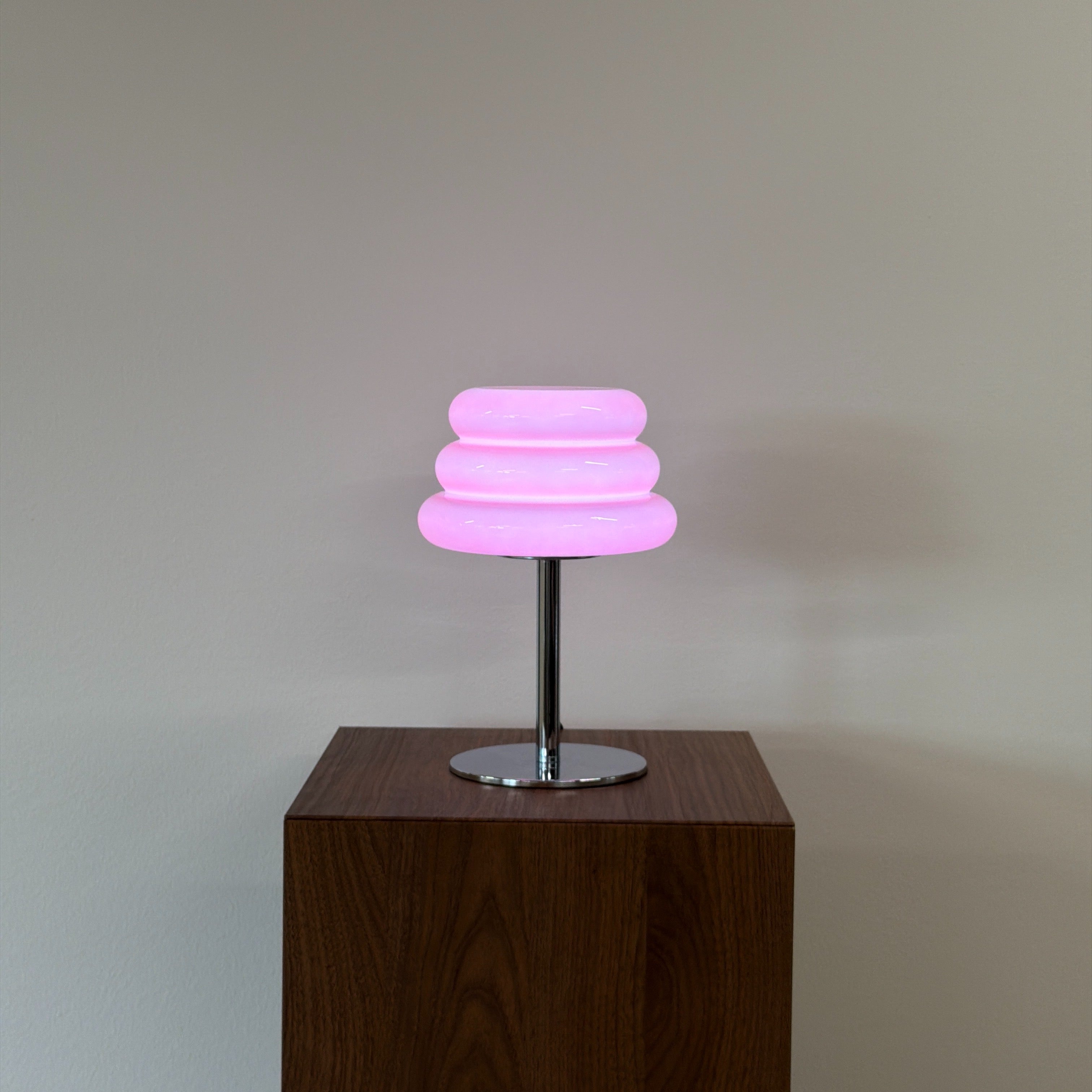 CAKE bordslampa Rosa – Bauhaus opalglas & krom