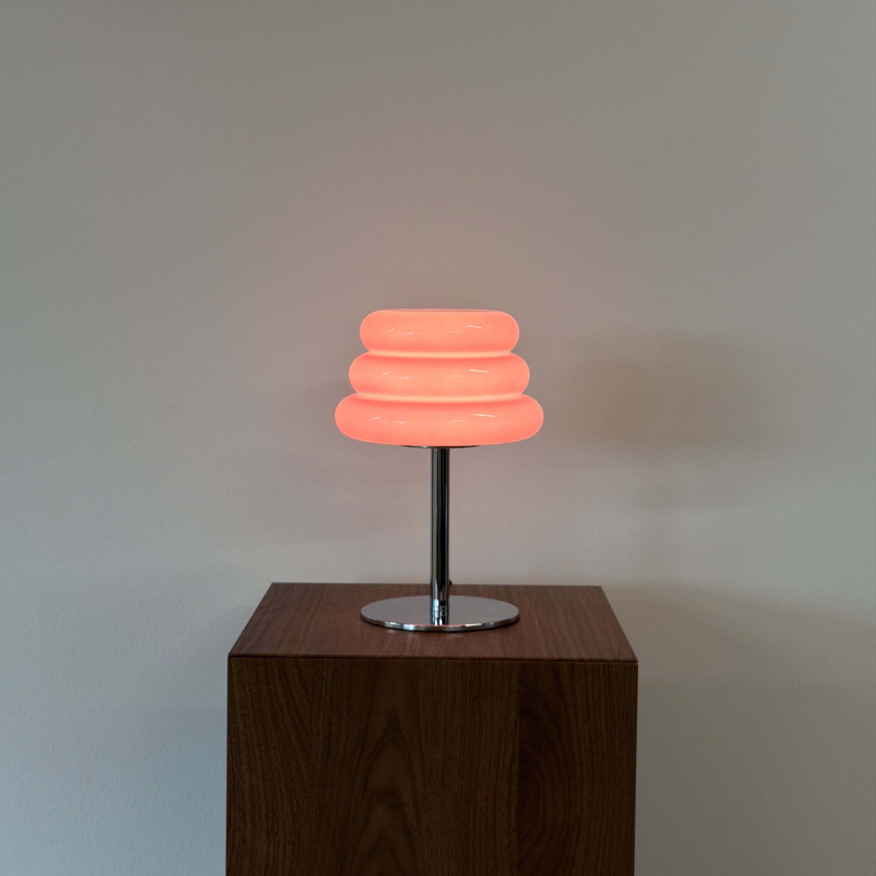 CAKE bordslampa Rosa – Bauhaus opalglas & krom