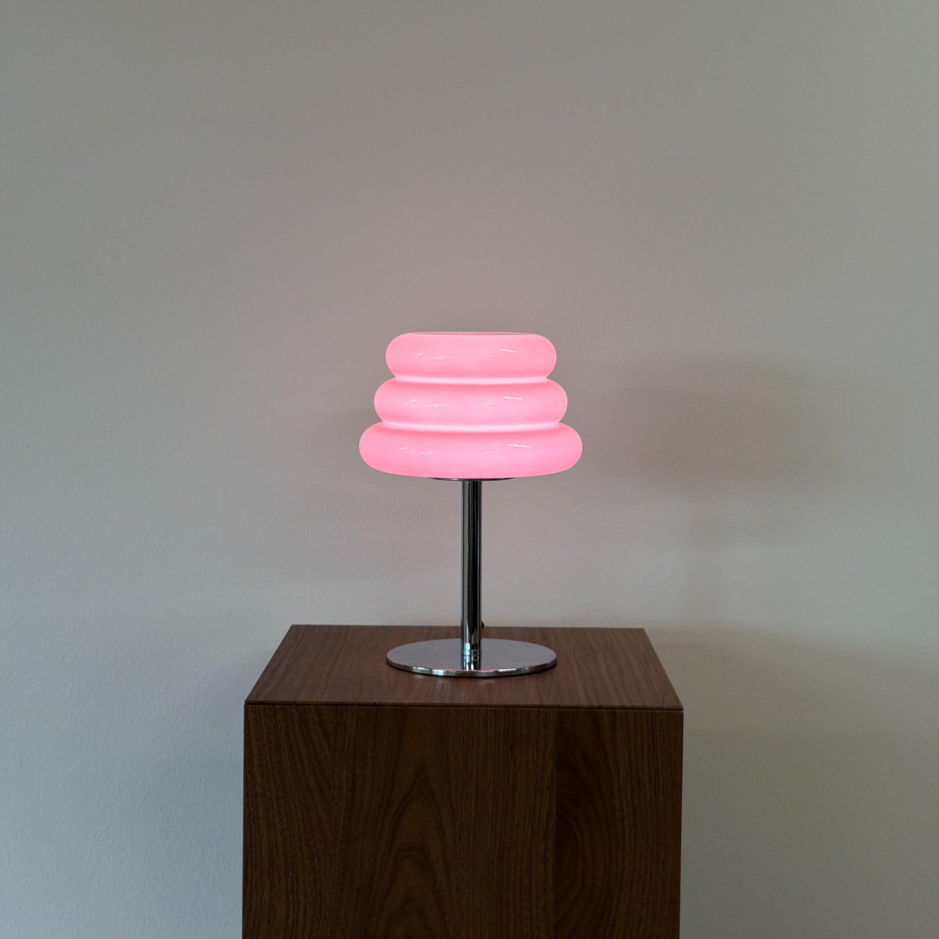 CAKE bordslampa Rosa – Bauhaus opalglas & krom