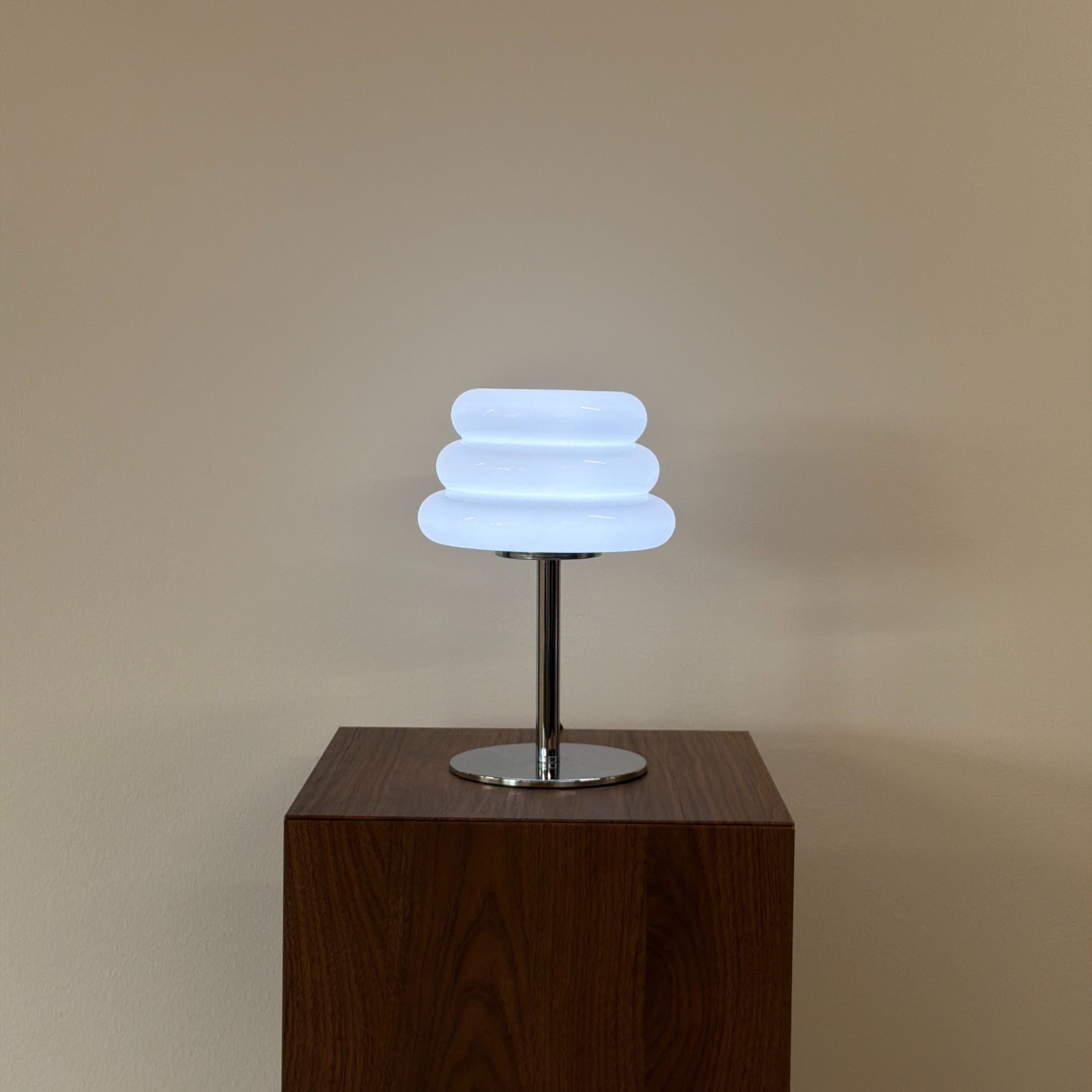 CAKE bordslampa Vit – Bauhaus opalglas & krom