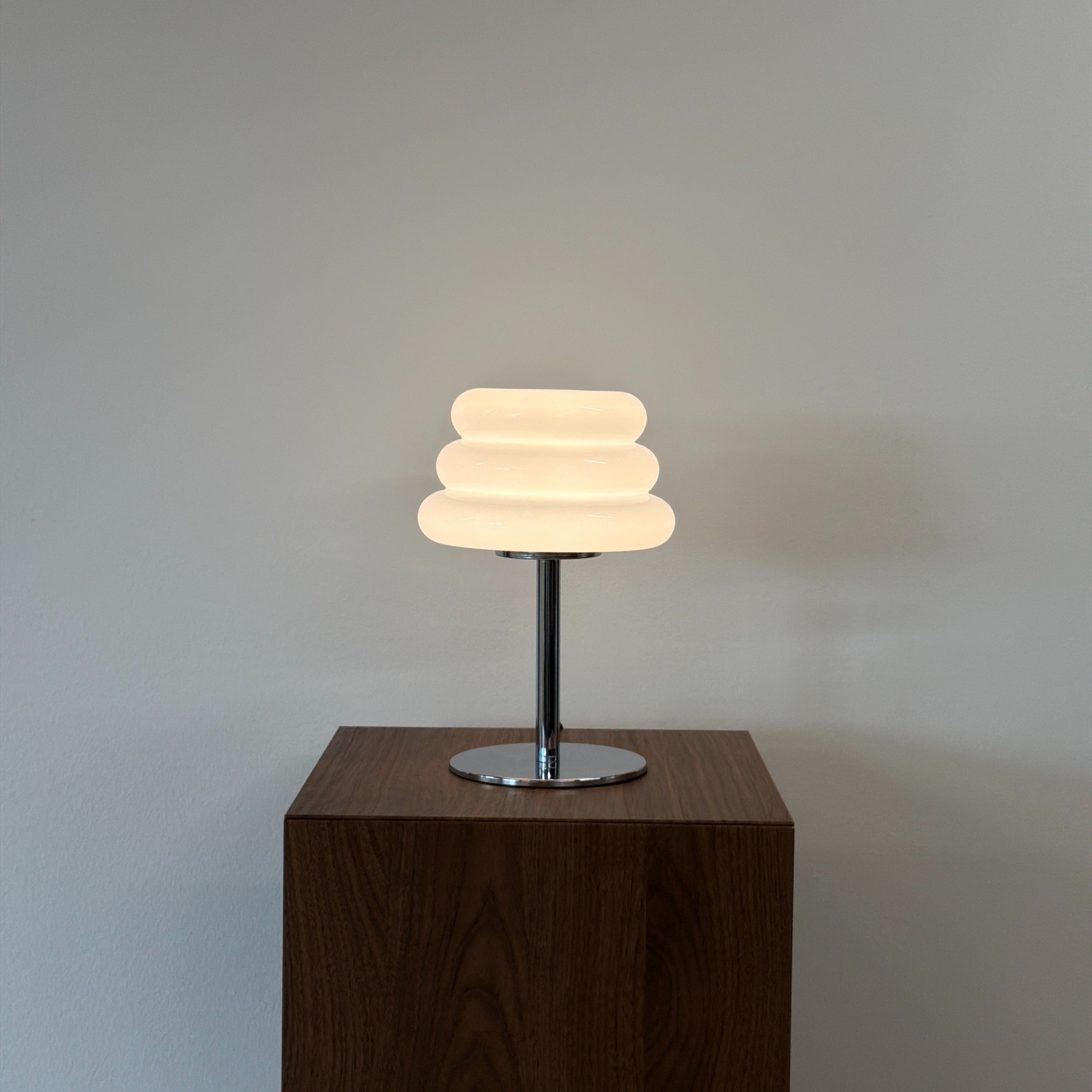 CAKE bordslampa Vit – Bauhaus opalglas & krom