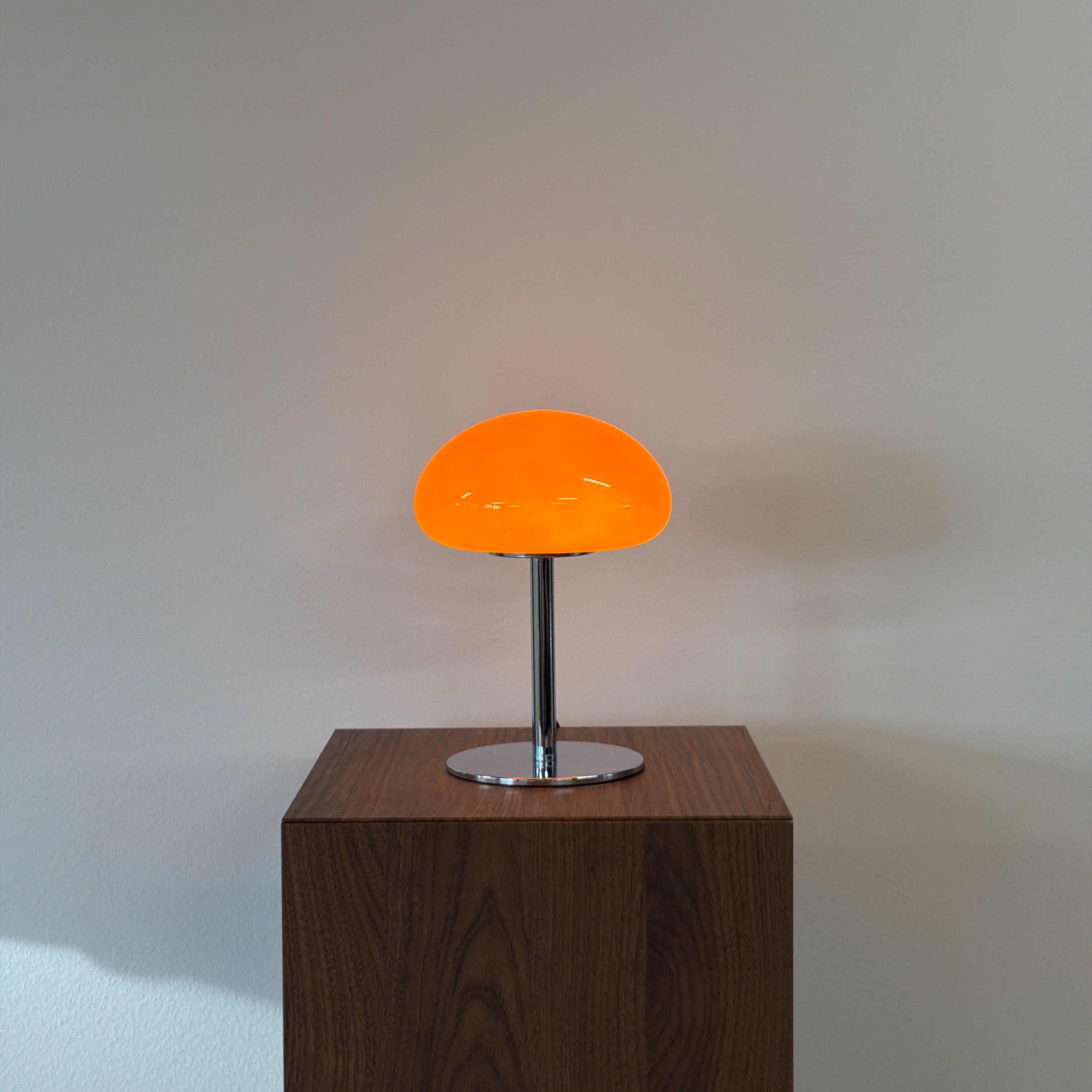 DOME bordslampa Orange – Bauhaus opalglas & krom