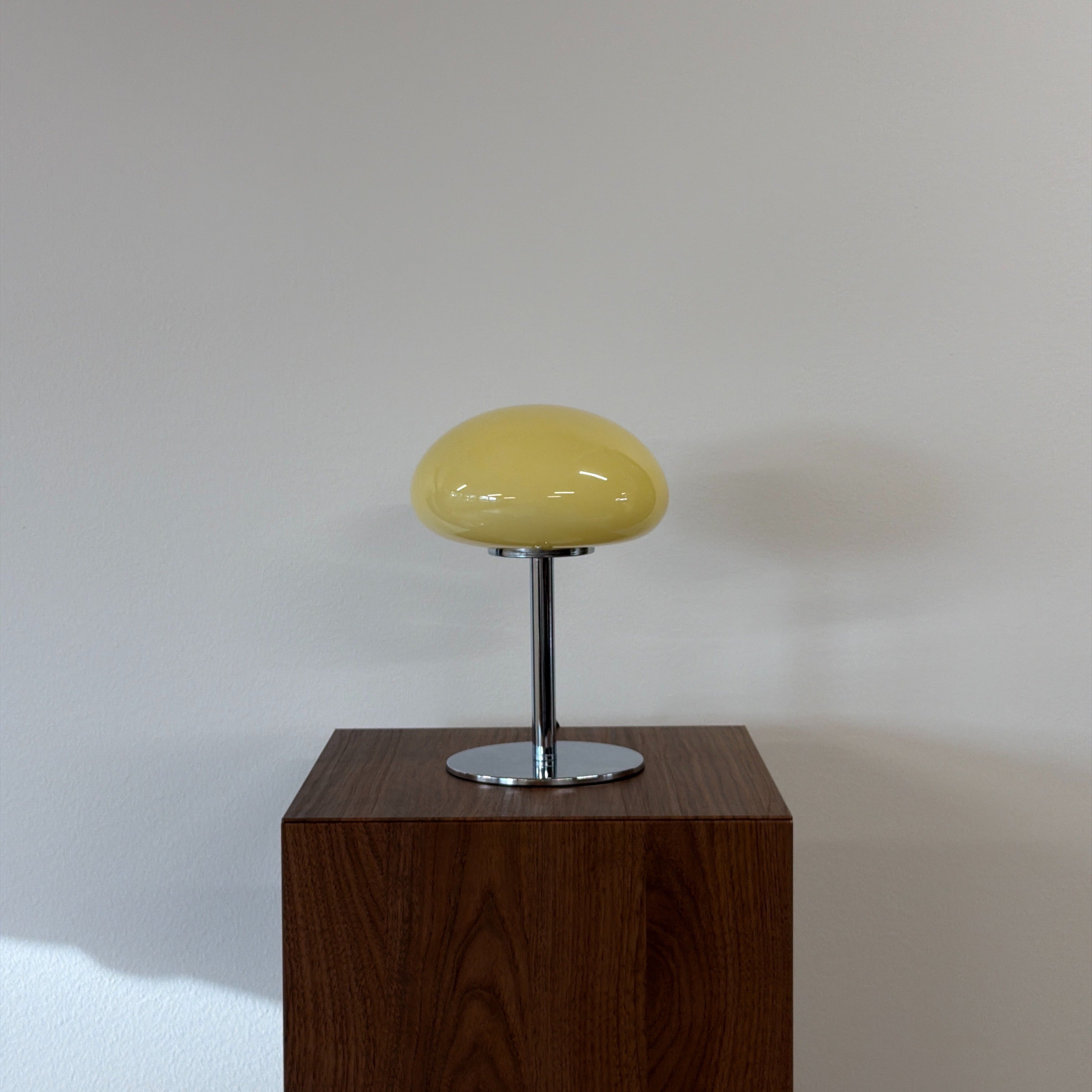 DOME bordslampa Gul – Bauhaus opalglas & krom