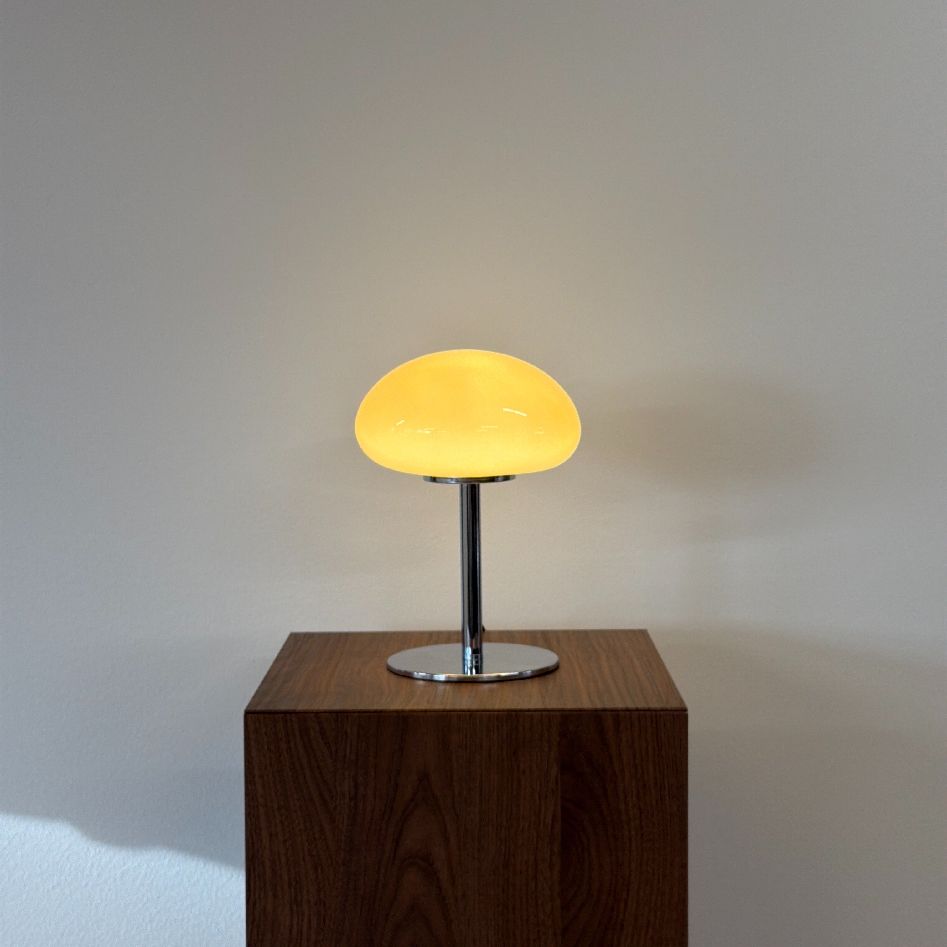 DOME bordslampa Gul – Bauhaus opalglas & krom