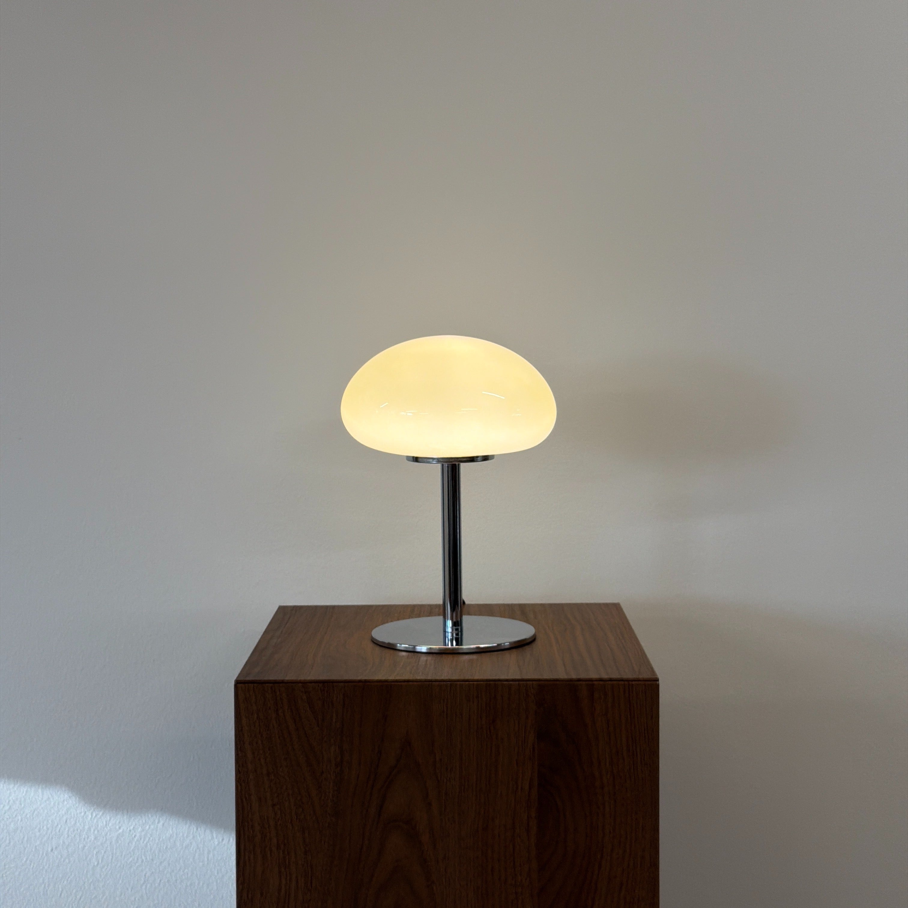DOME bordslampa Gul – Bauhaus opalglas & krom