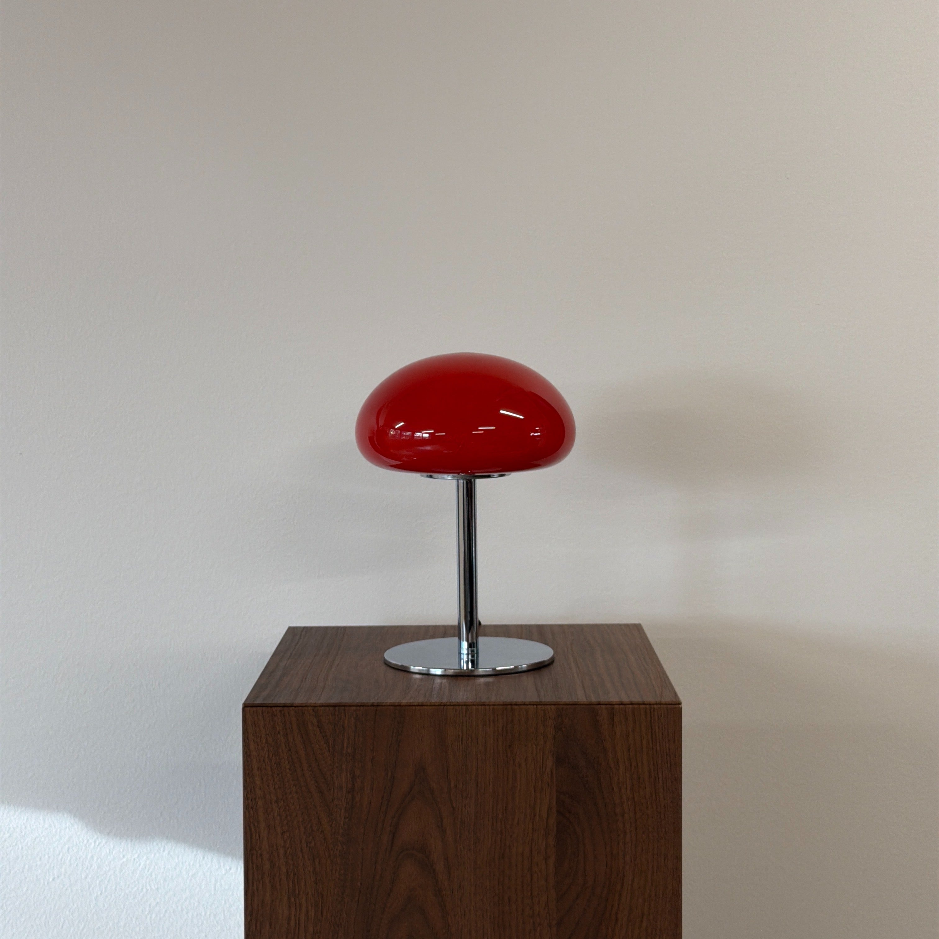 DOME bordslampa Röd – Bauhaus opalglas & krom