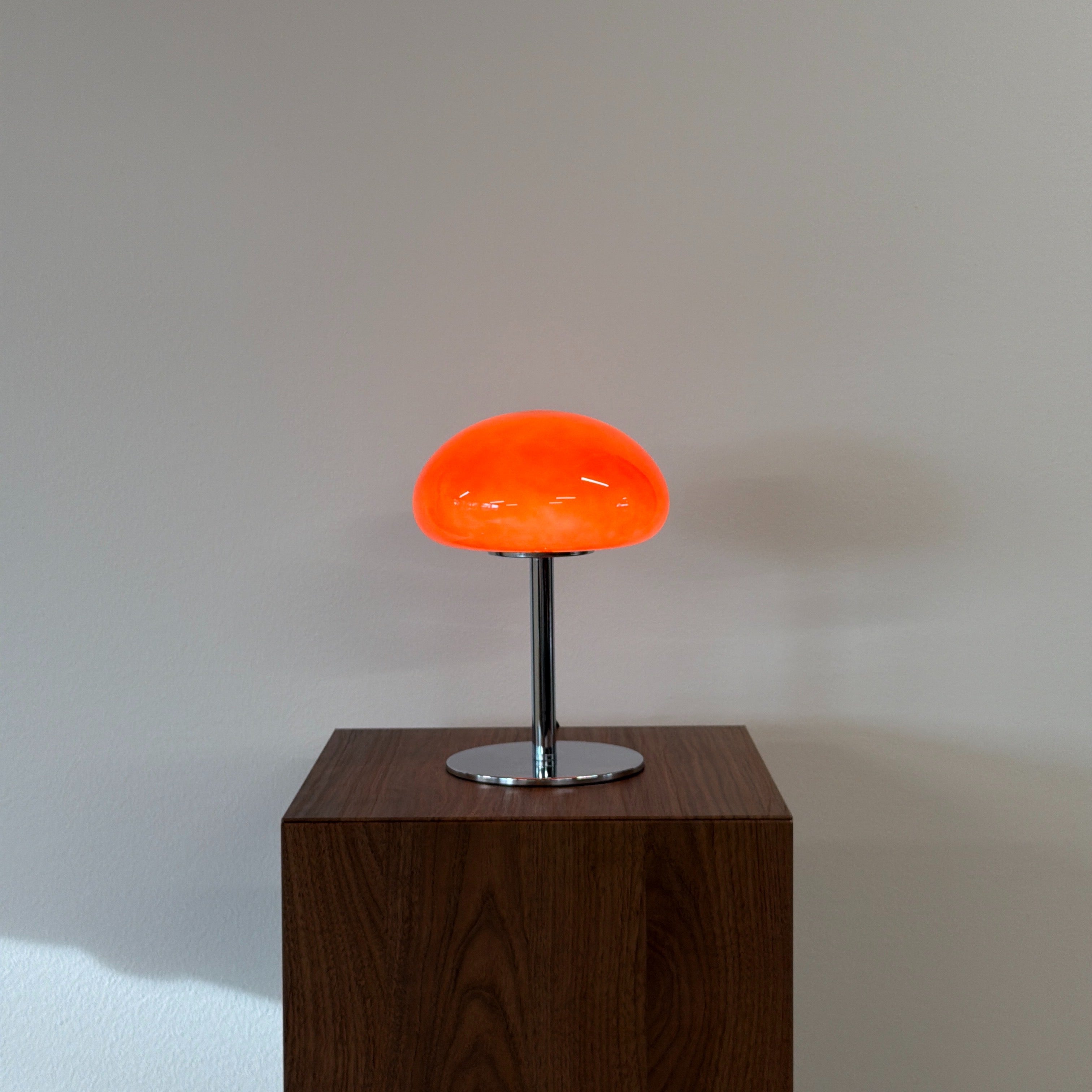 DOME bordslampa Röd – Bauhaus opalglas & krom