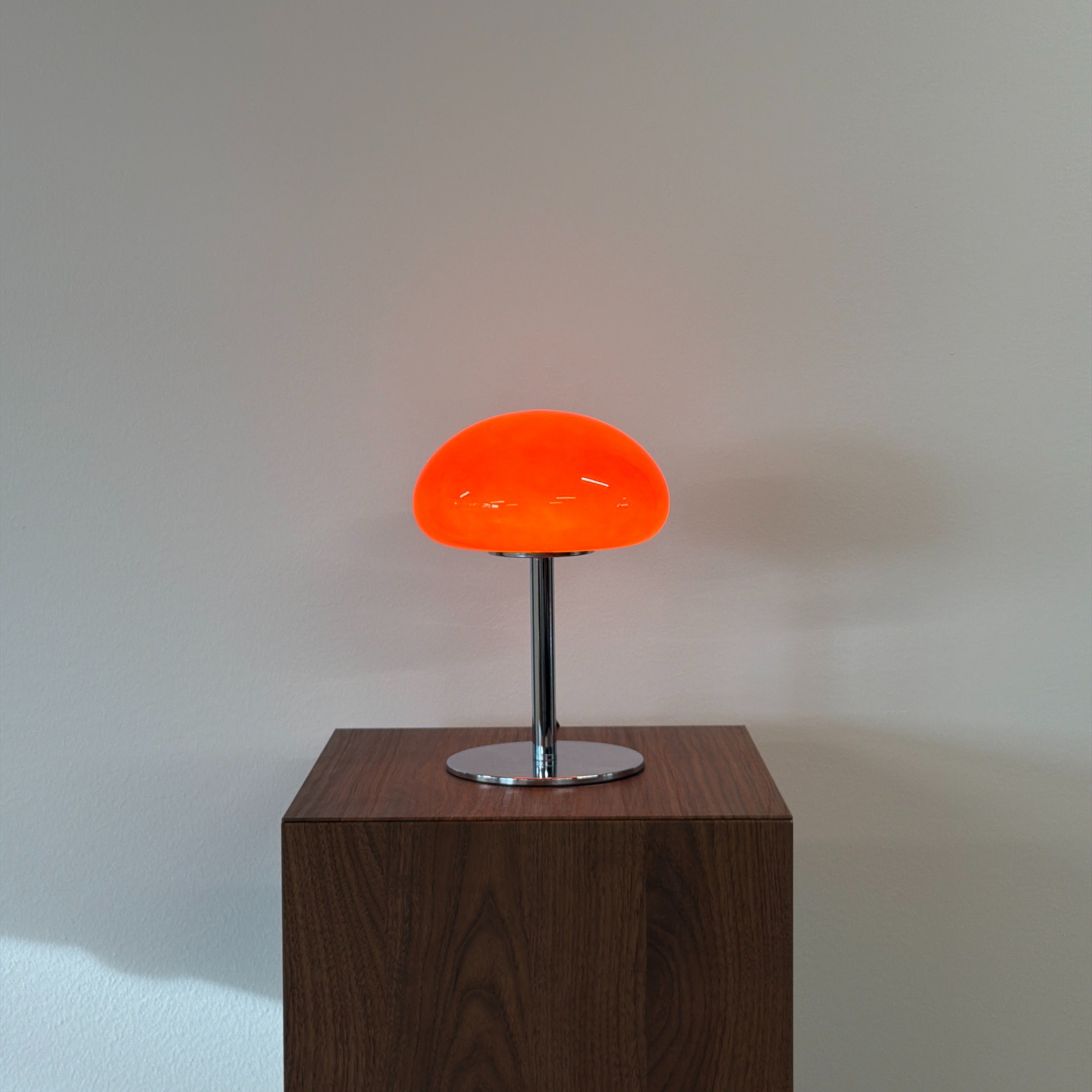 DOME bordslampa Röd – Bauhaus opalglas & krom