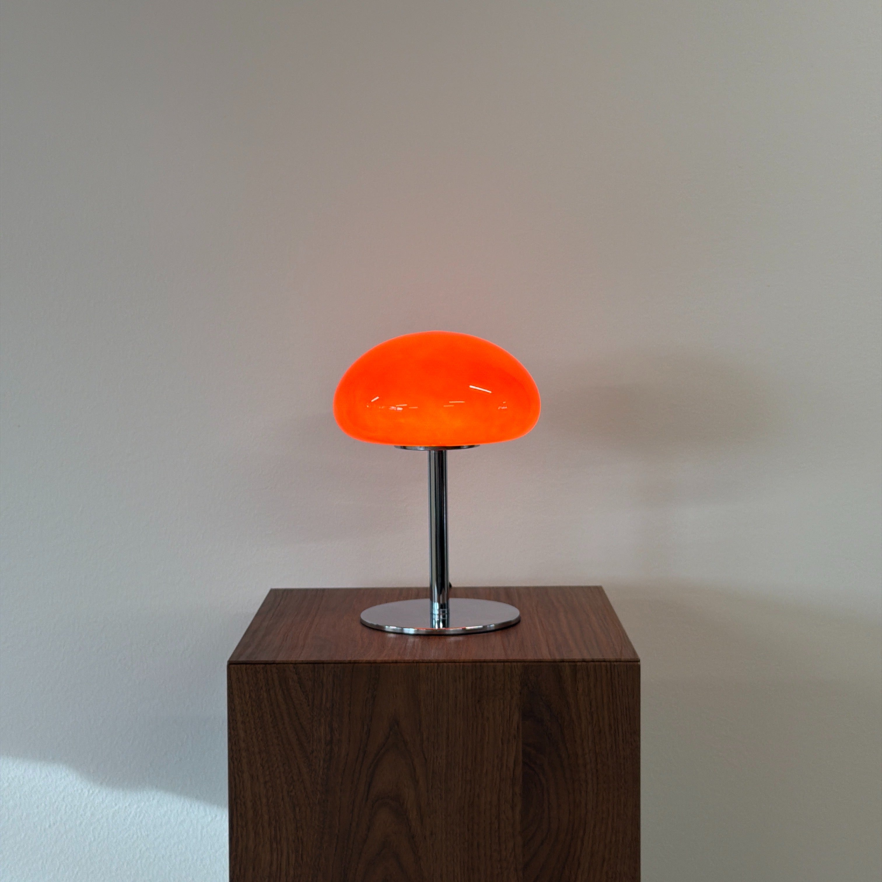DOME bordslampa Röd – Bauhaus opalglas & krom