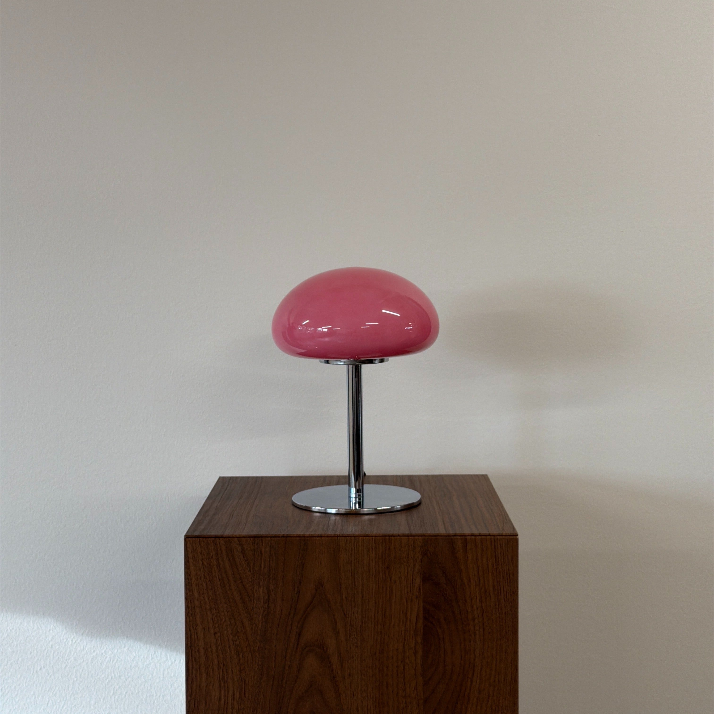 DOME bordslampa Rosa – Bauhaus opalglas & krom