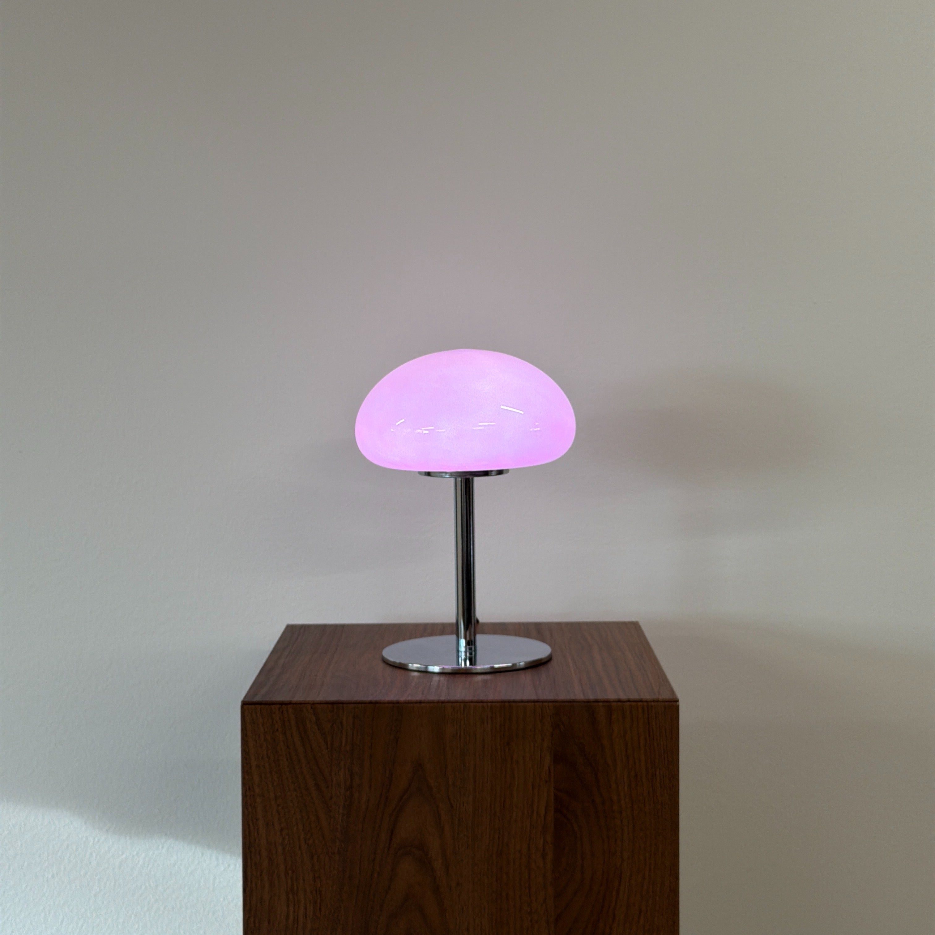 DOME bordslampa Rosa – Bauhaus opalglas & krom