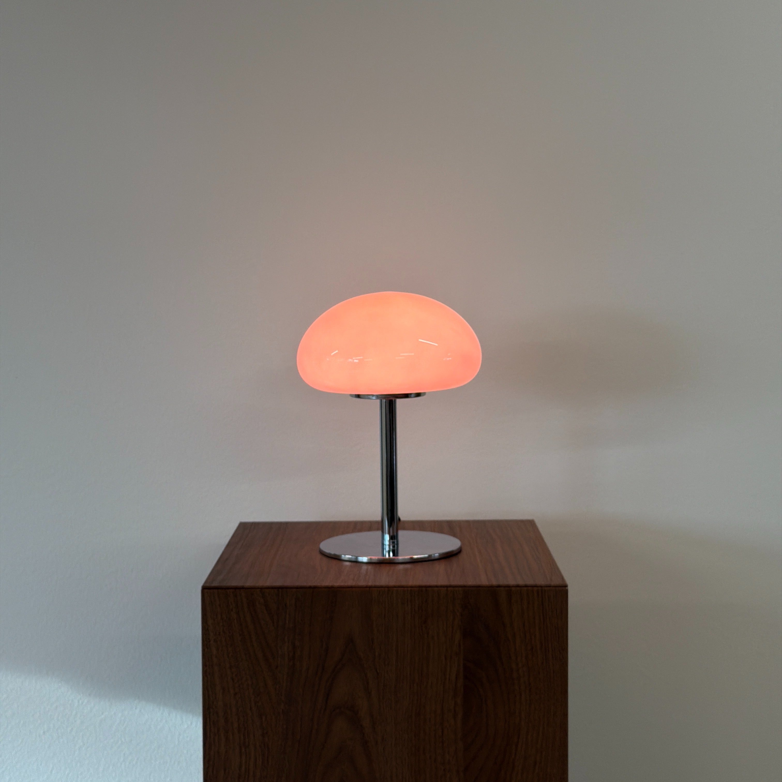 DOME bordslampa Rosa – Bauhaus opalglas & krom