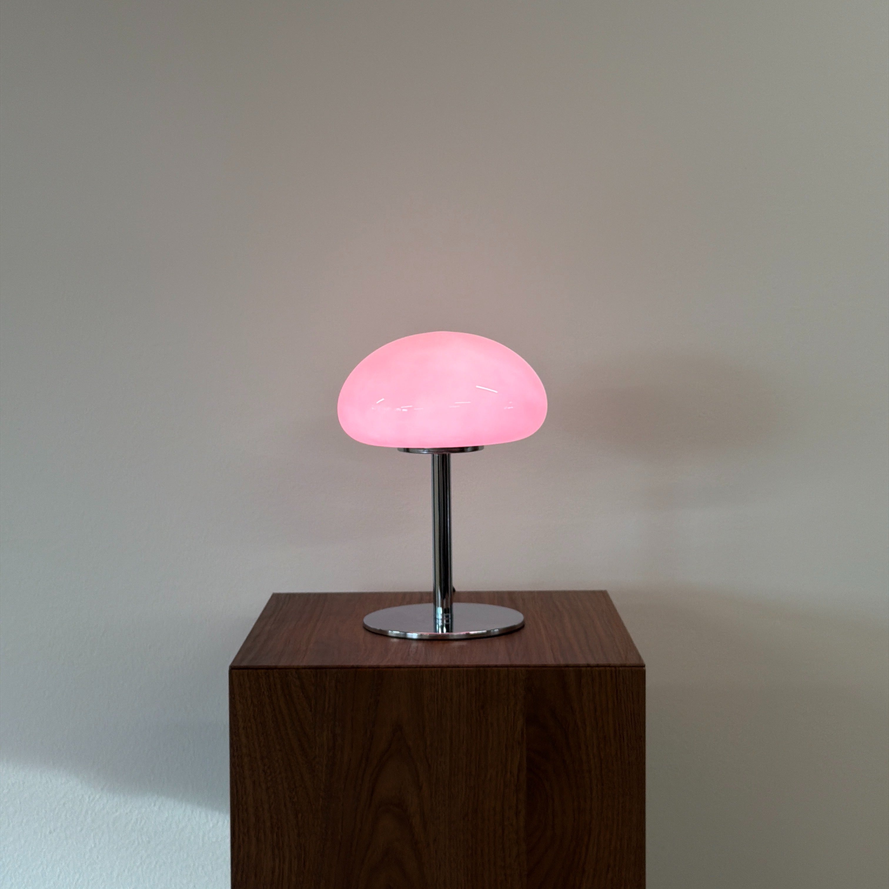 DOME bordslampa Rosa – Bauhaus opalglas & krom