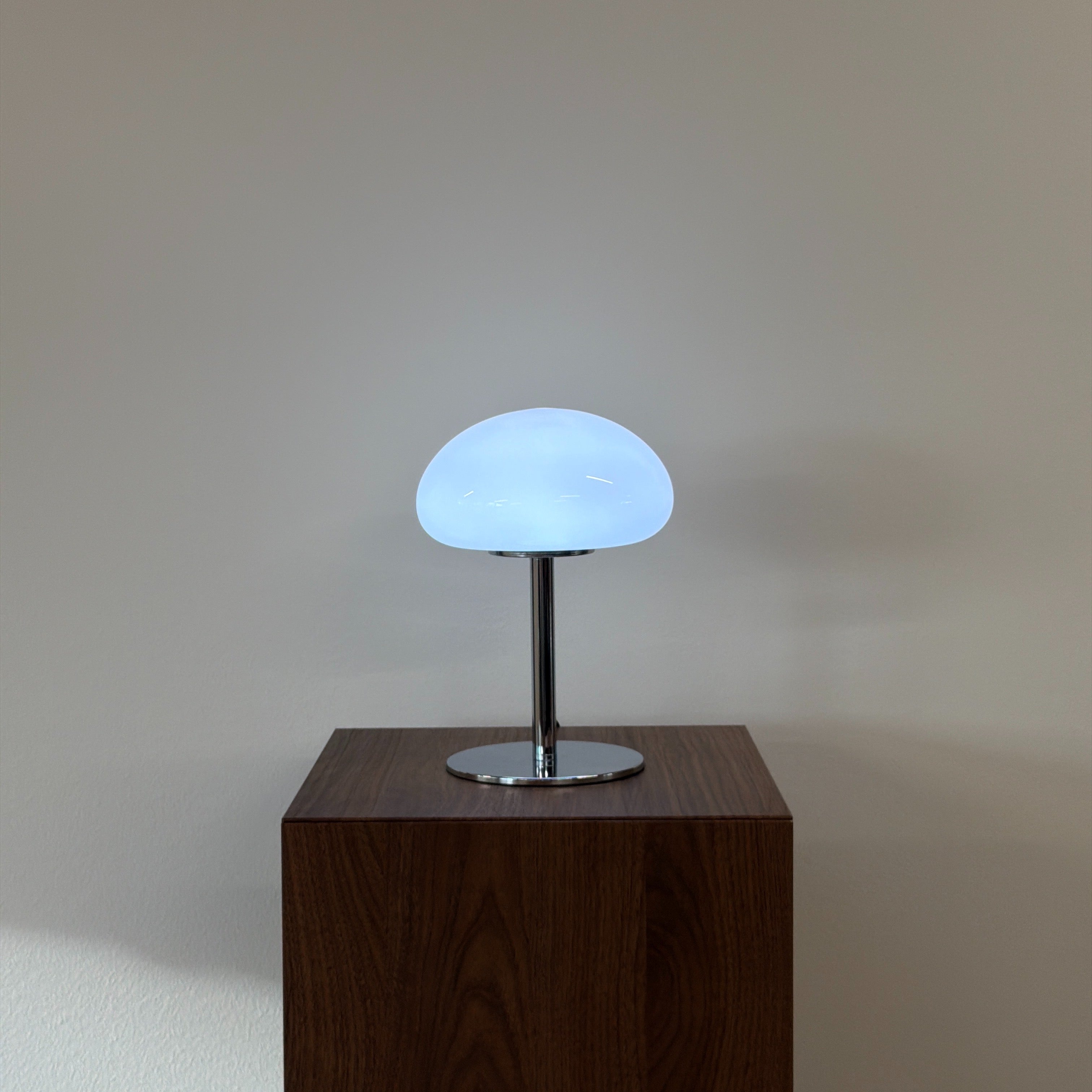 DOME bordslampa Vit – Bauhaus opalglas & krom