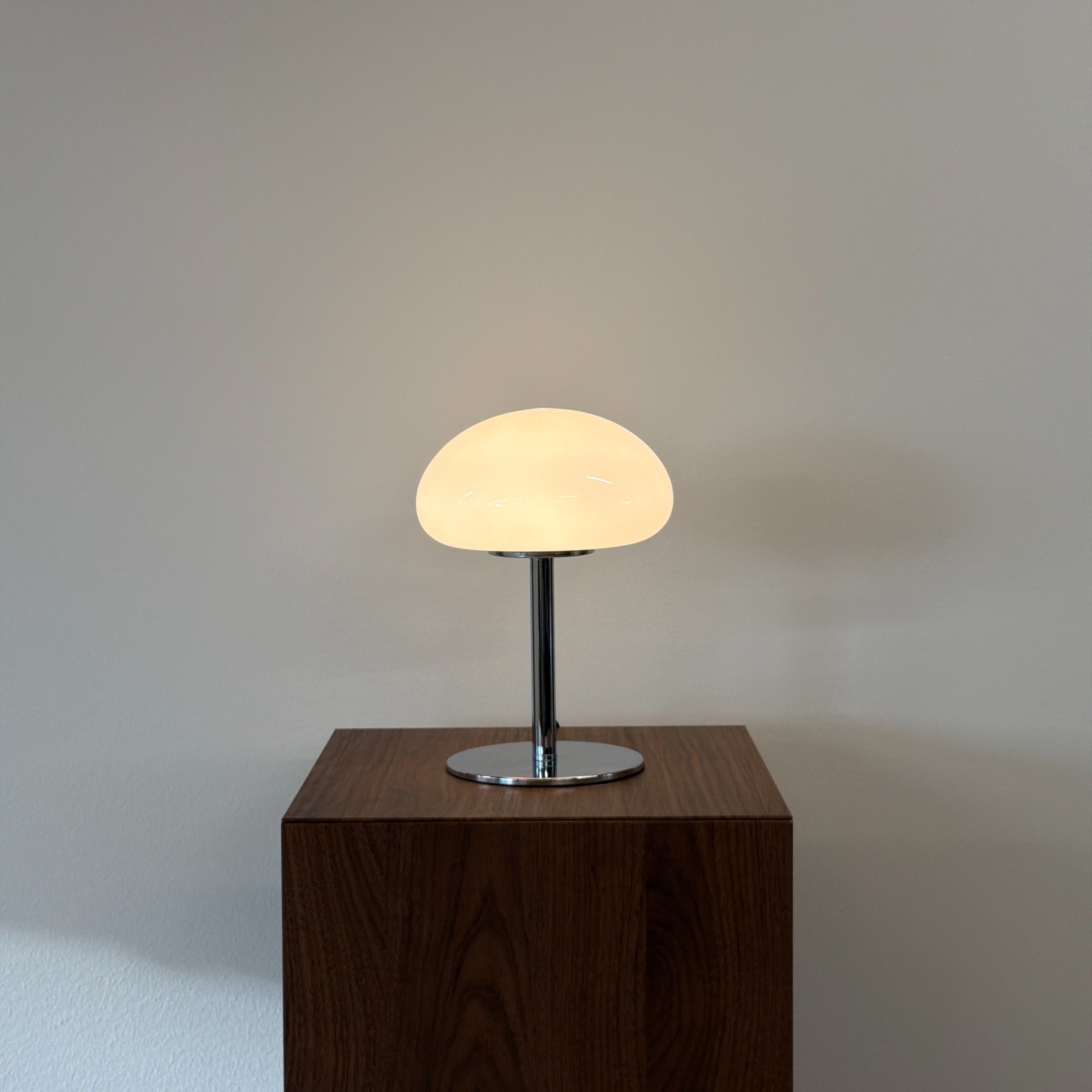 DOME bordslampa Vit – Bauhaus opalglas & krom