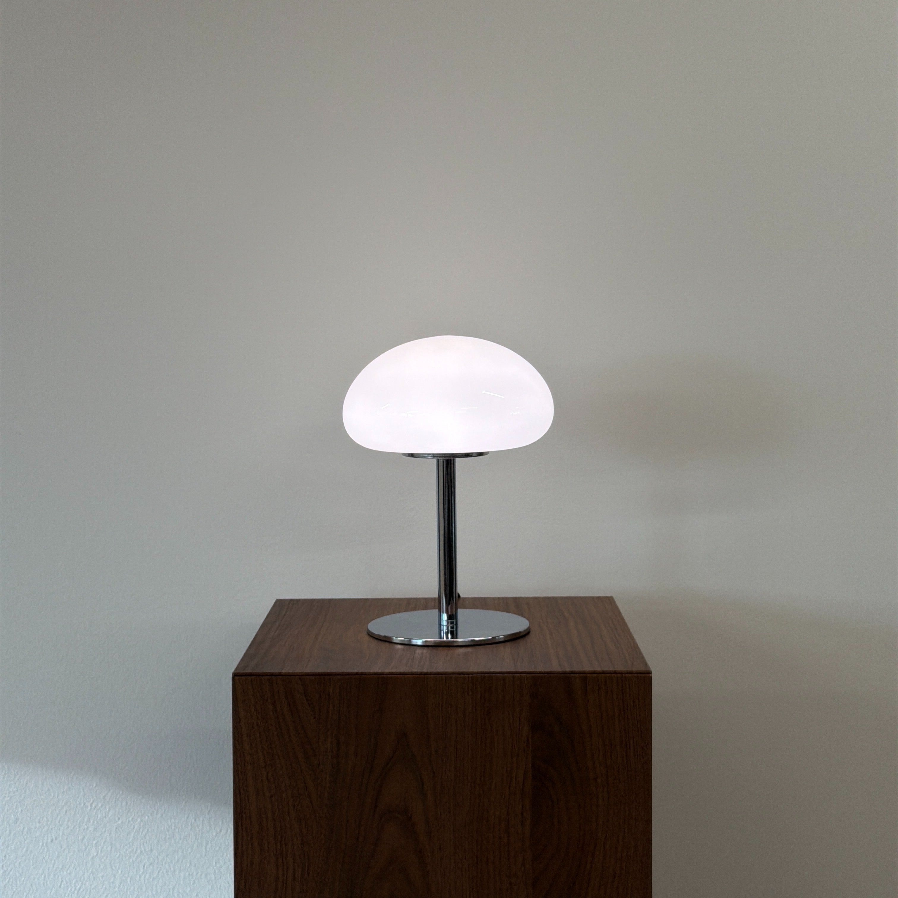 DOME bordslampa Vit – Bauhaus opalglas & krom
