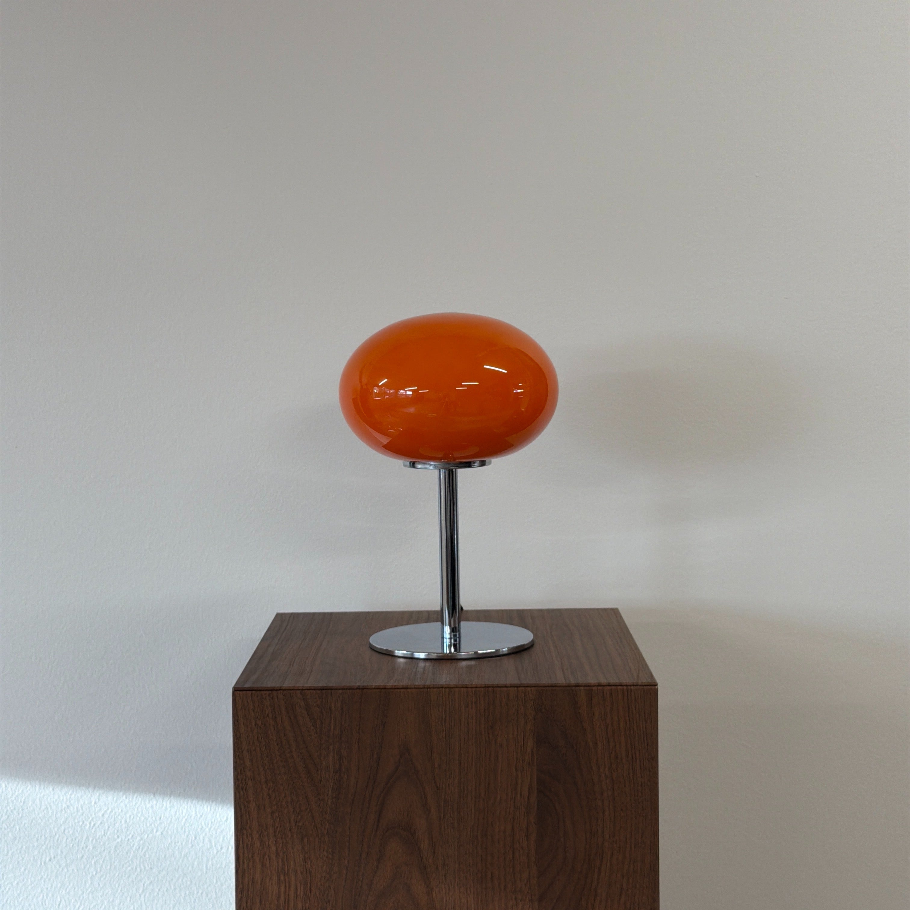 GLOBE bordslampa Orange – Bauhaus opalglas & krom