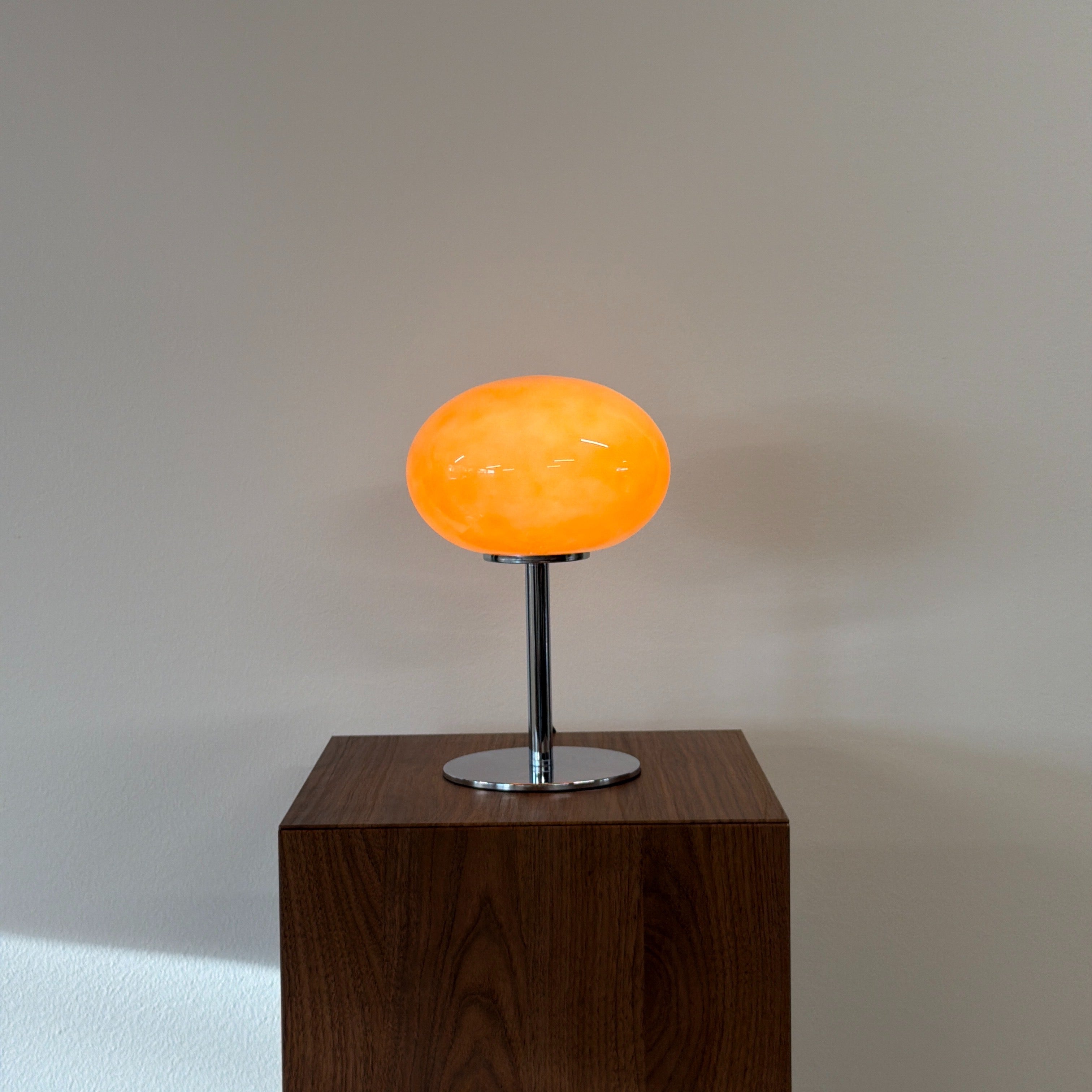 GLOBE bordslampa Orange – Bauhaus opalglas & krom