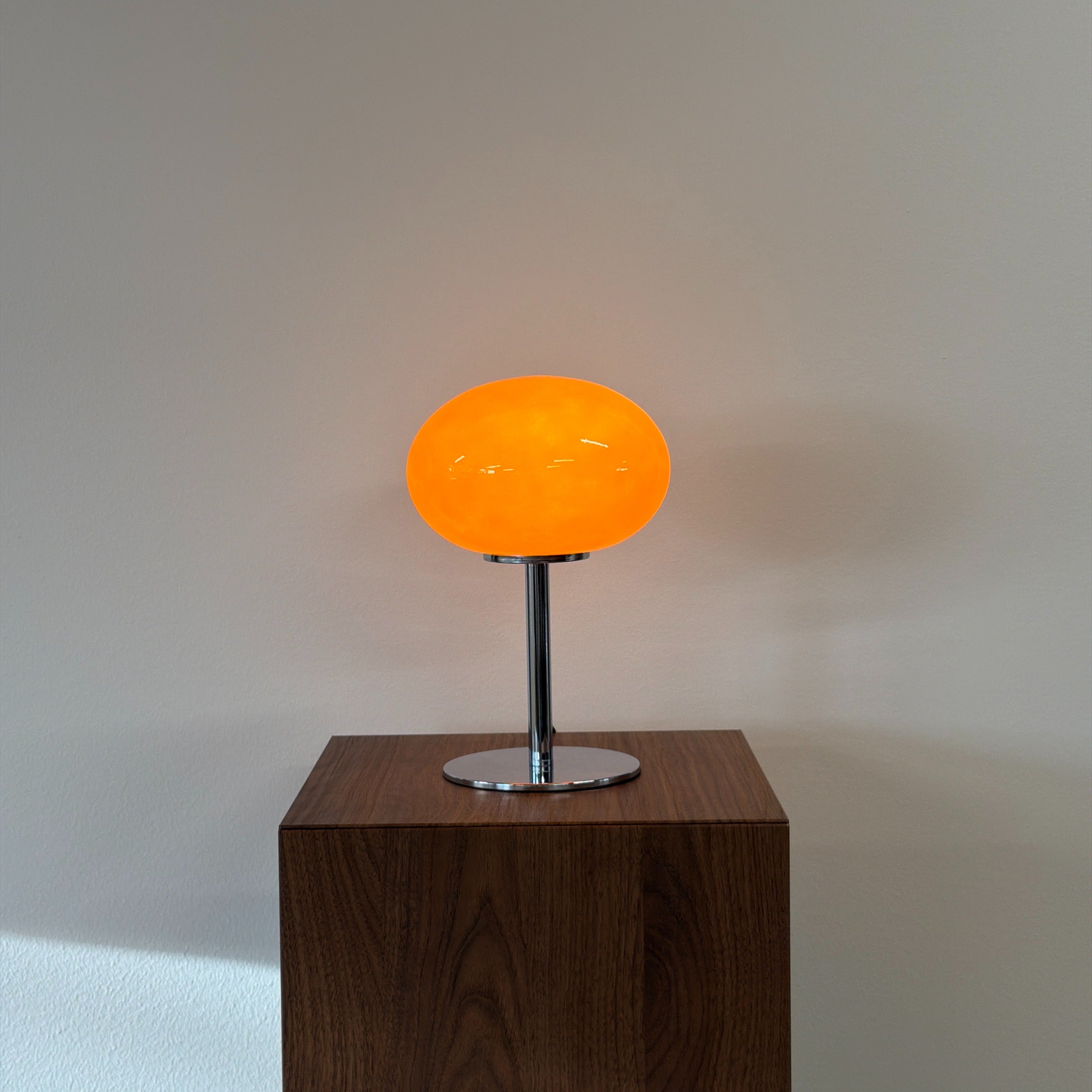 GLOBE bordslampa Orange – Bauhaus opalglas & krom