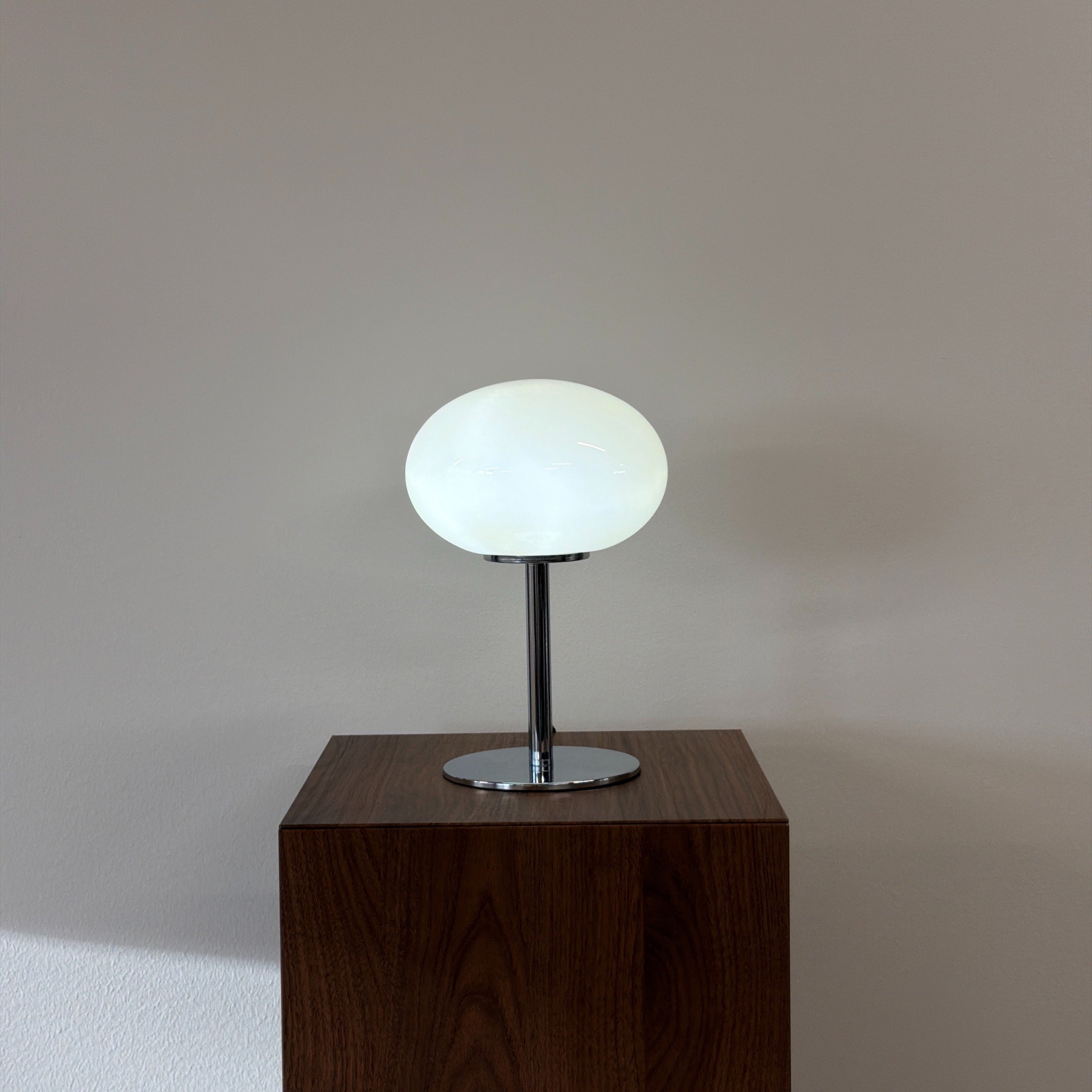 GLOBE bordslampa Gul – Bauhaus opalglas & krom