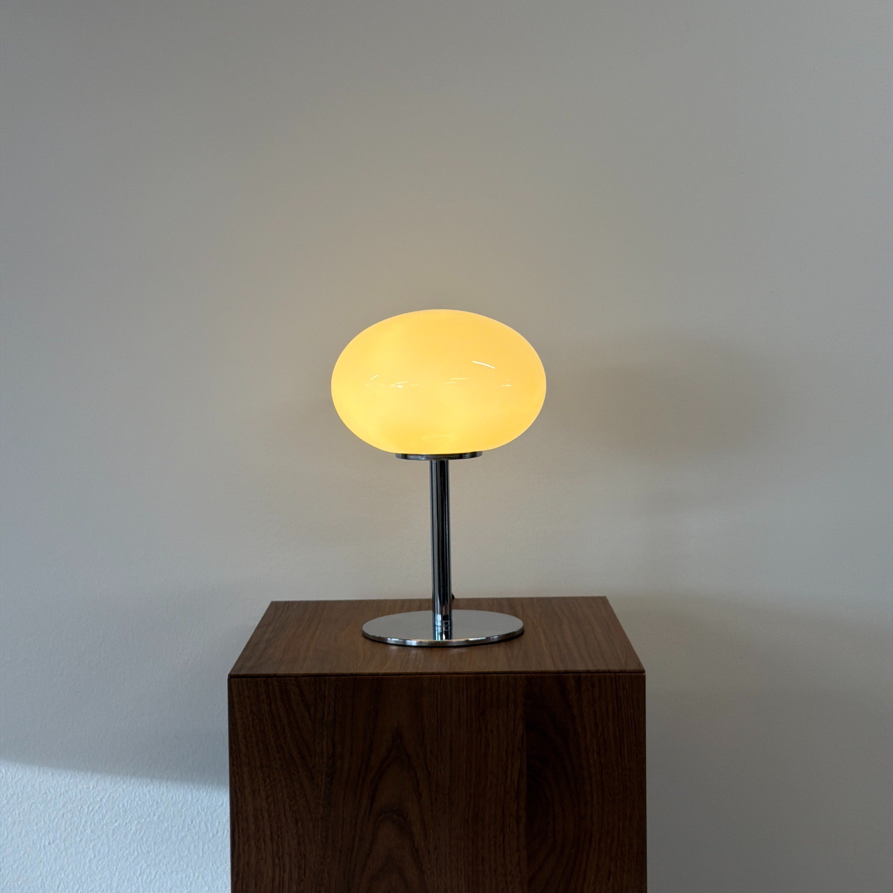 GLOBE bordslampa Gul – Bauhaus opalglas & krom