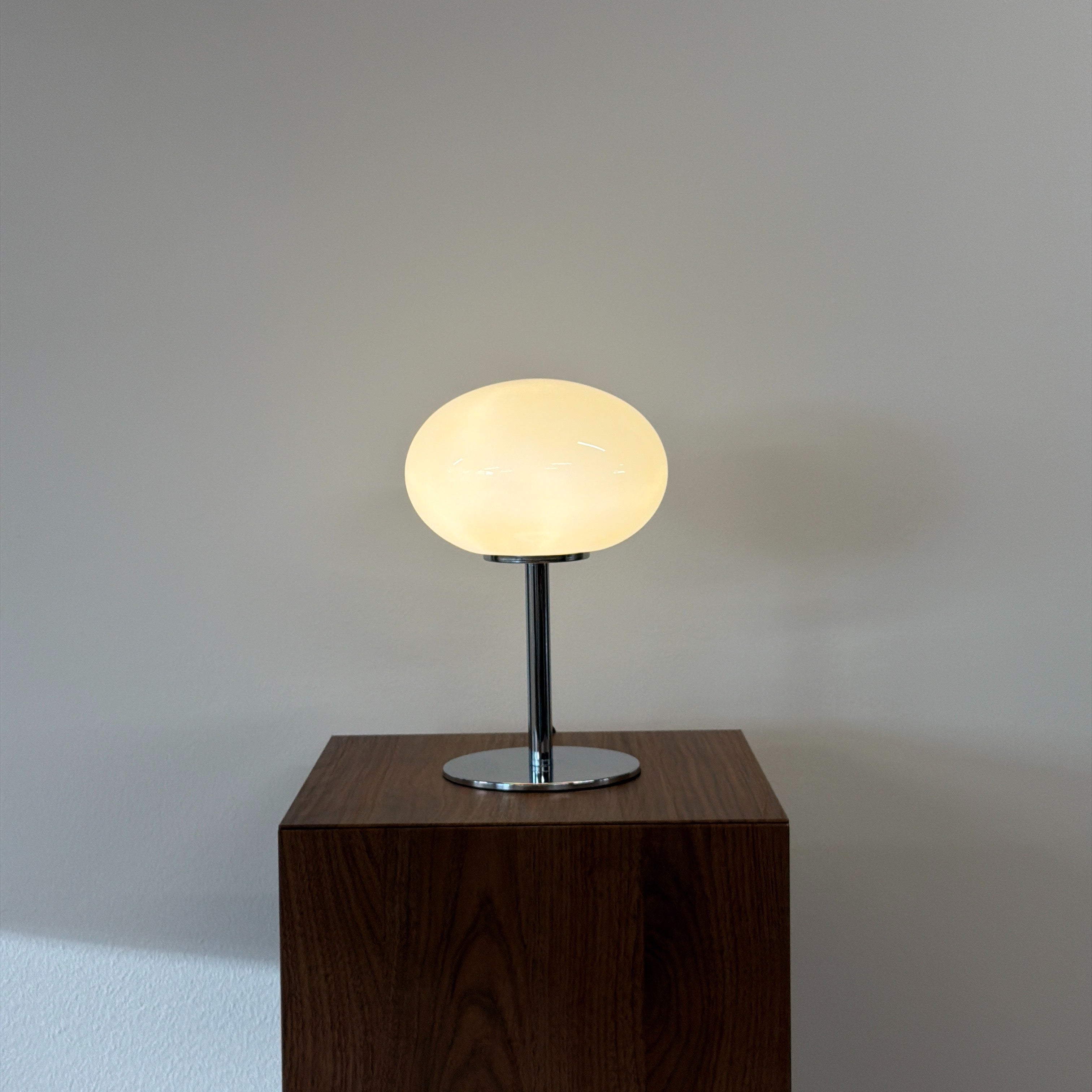GLOBE bordslampa Gul – Bauhaus opalglas & krom