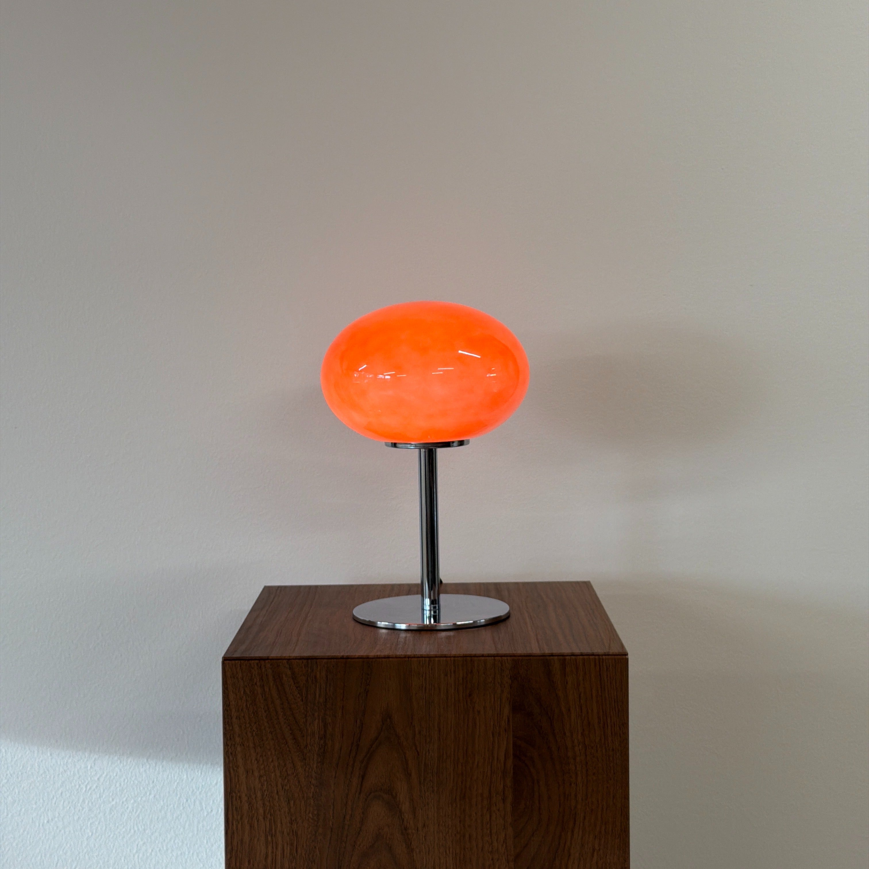 GLOBE bordslampa Röd – Bauhaus opalglas & krom