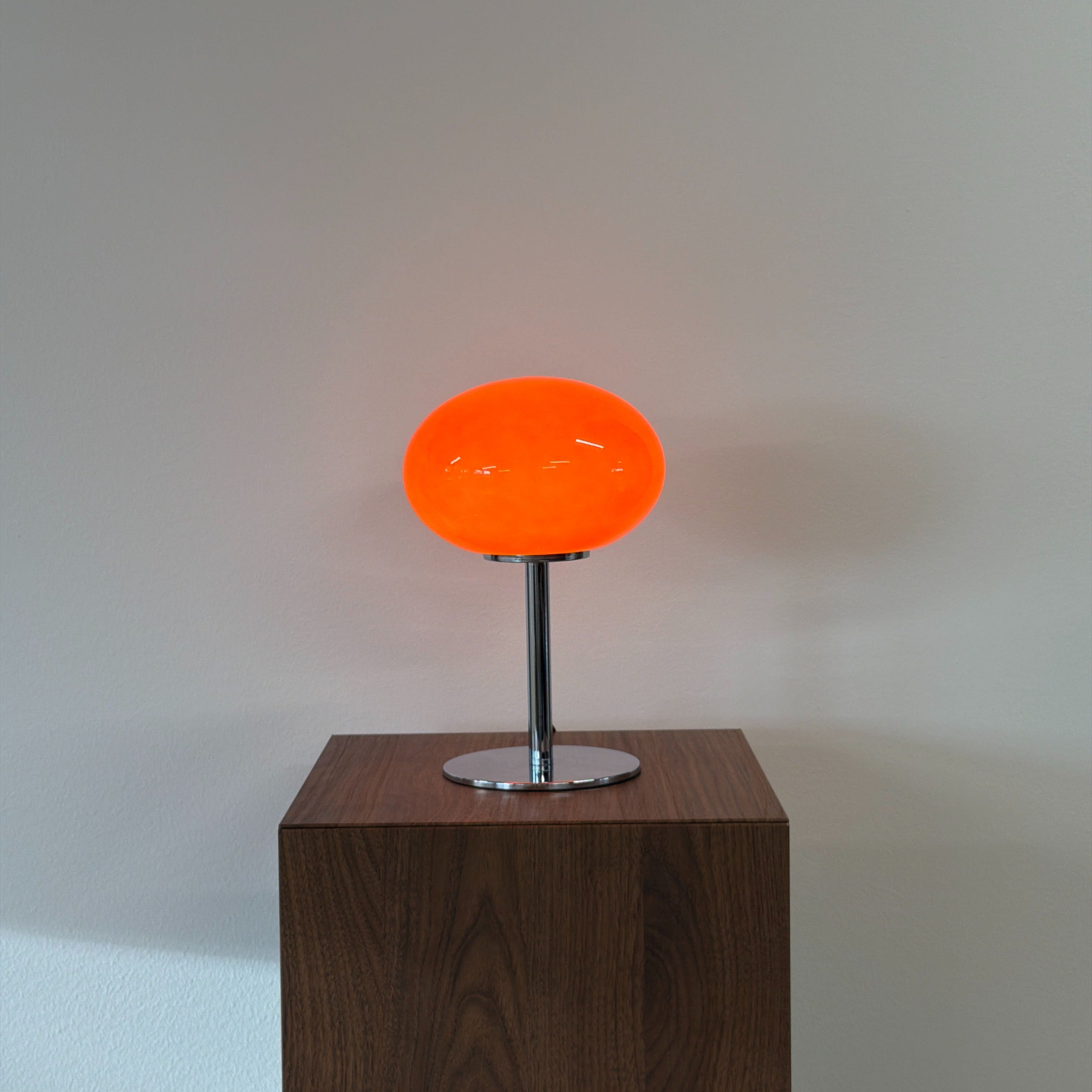GLOBE bordslampa Röd – Bauhaus opalglas & krom