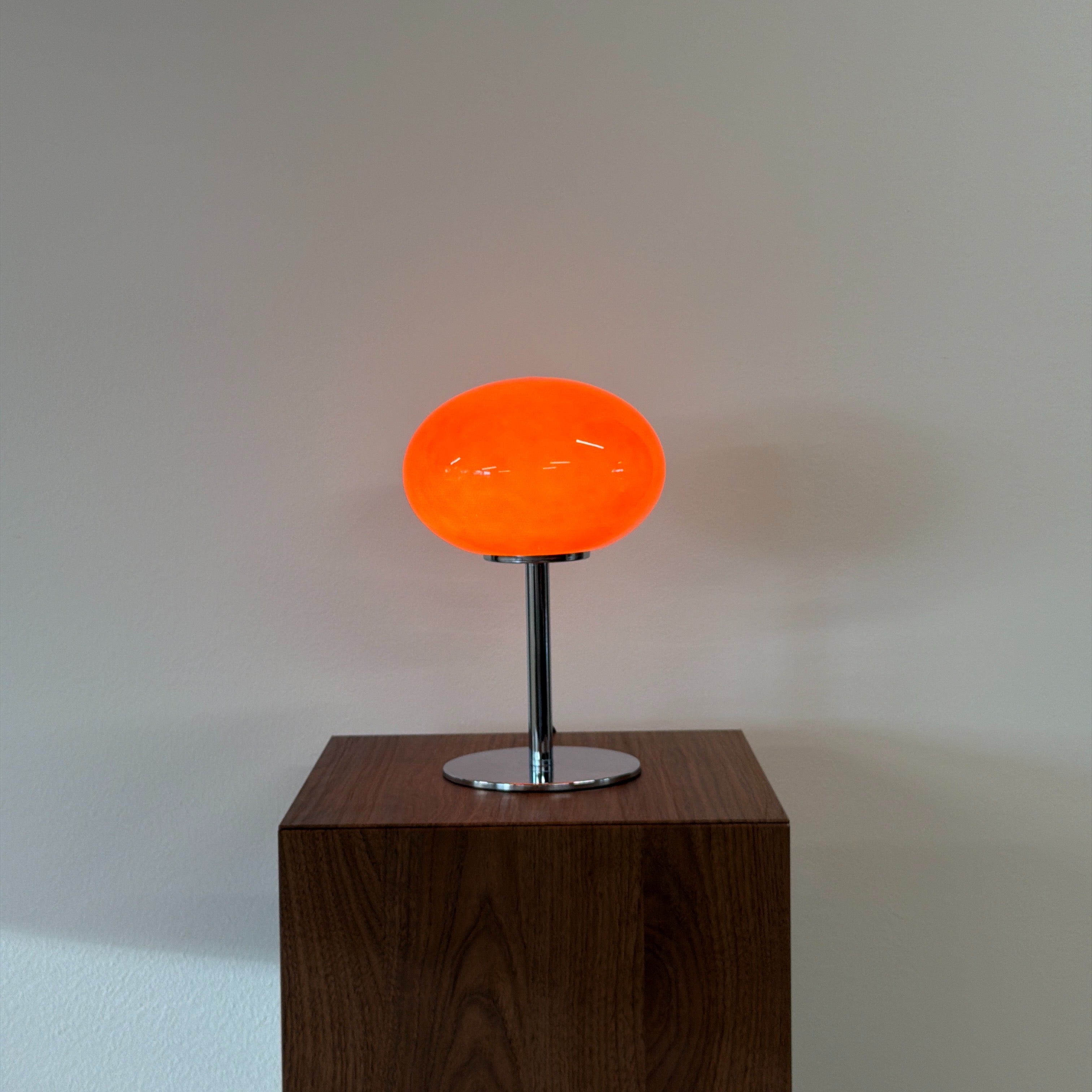 GLOBE bordslampa Röd – Bauhaus opalglas & krom