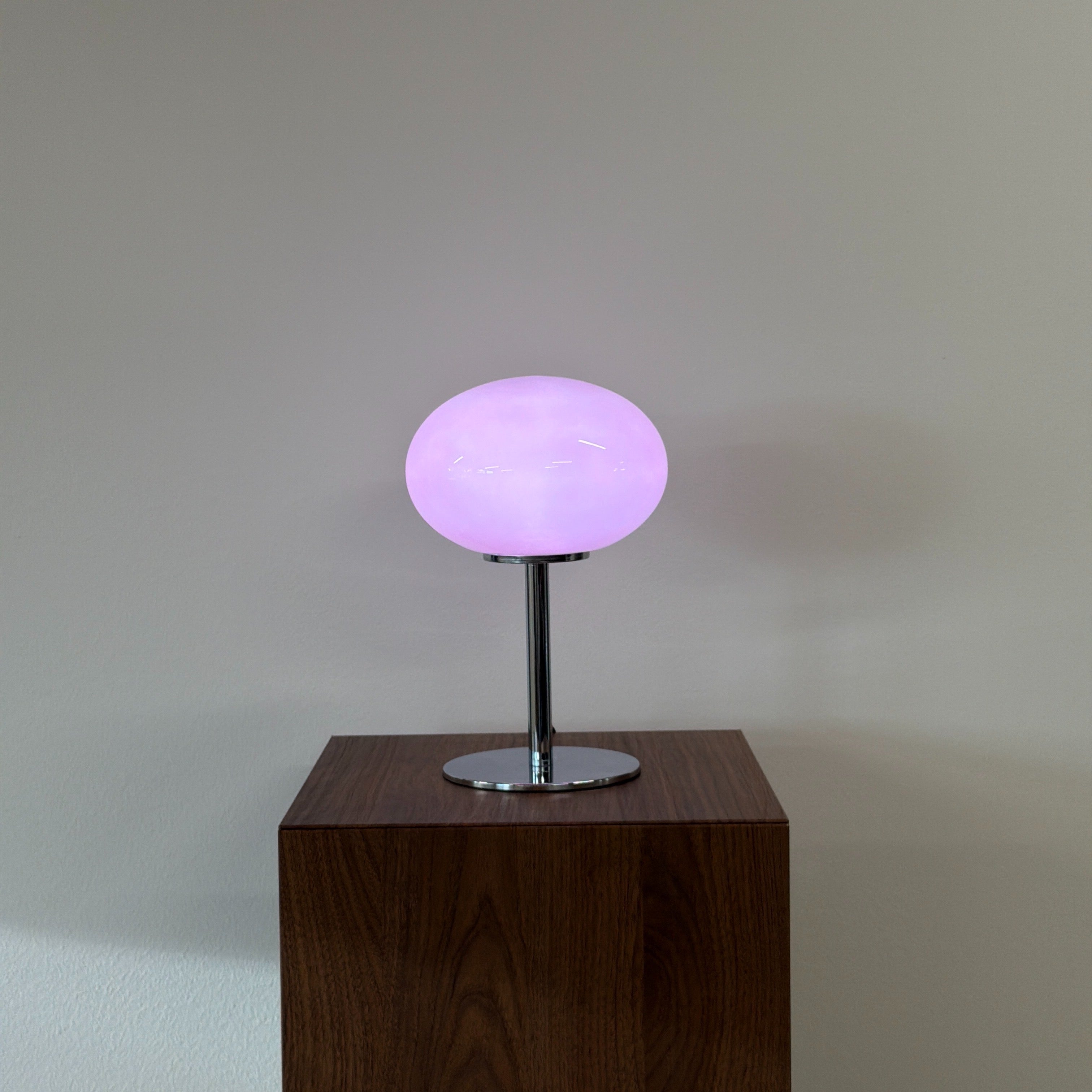 GLOBE bordslampa Rosa – Bauhaus opalglas & krom