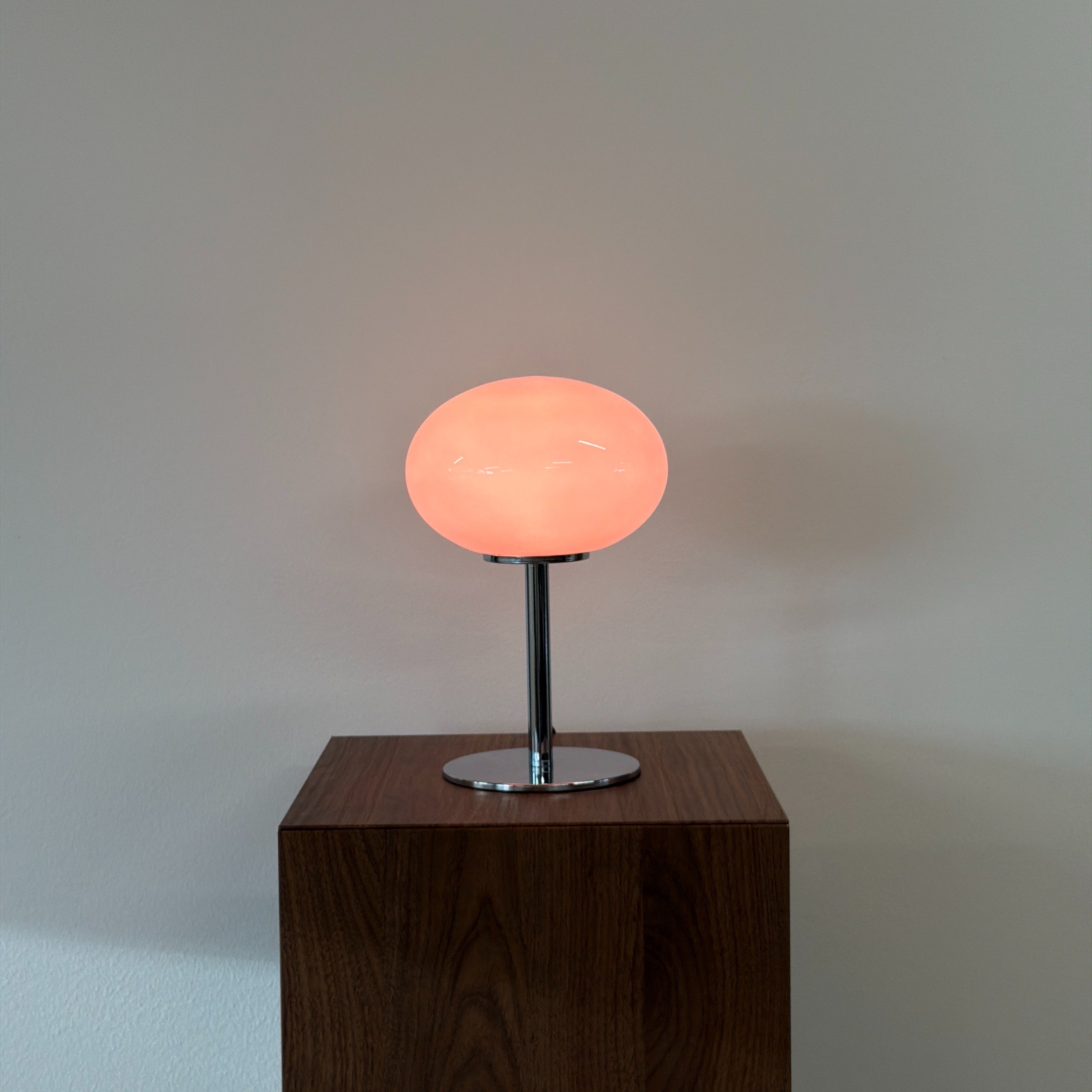 GLOBE bordslampa Rosa – Bauhaus opalglas & krom