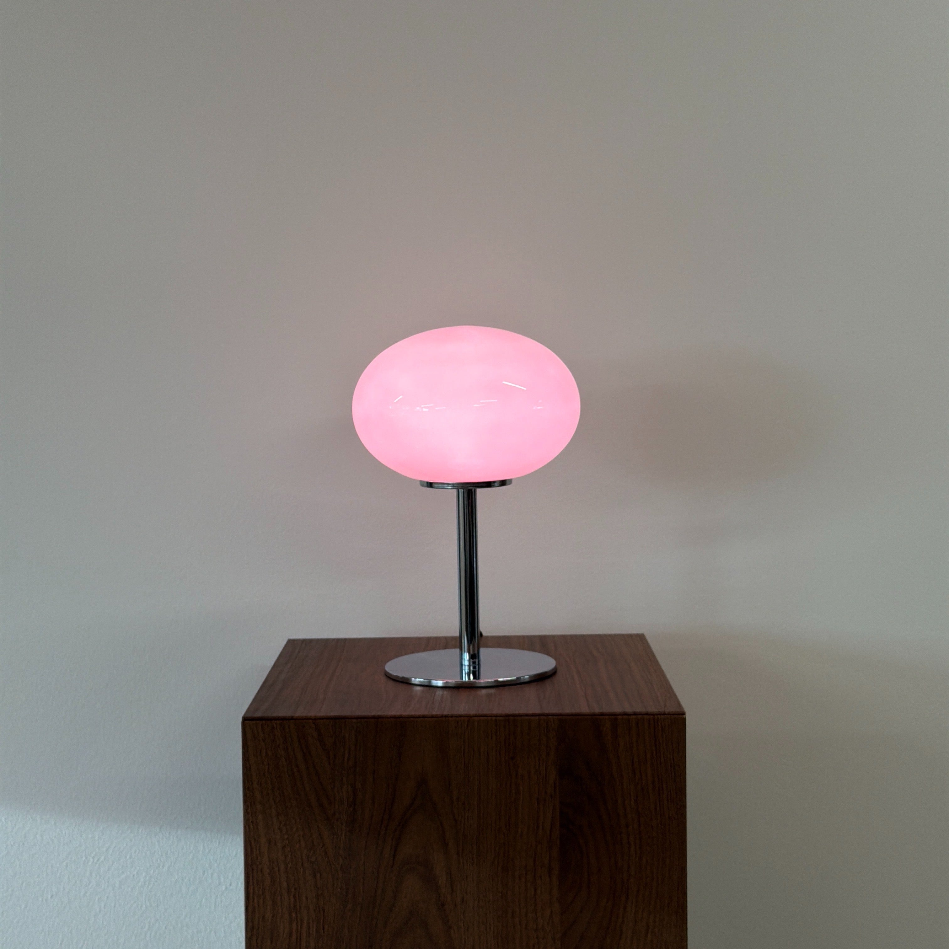 GLOBE bordslampa Rosa – Bauhaus opalglas & krom