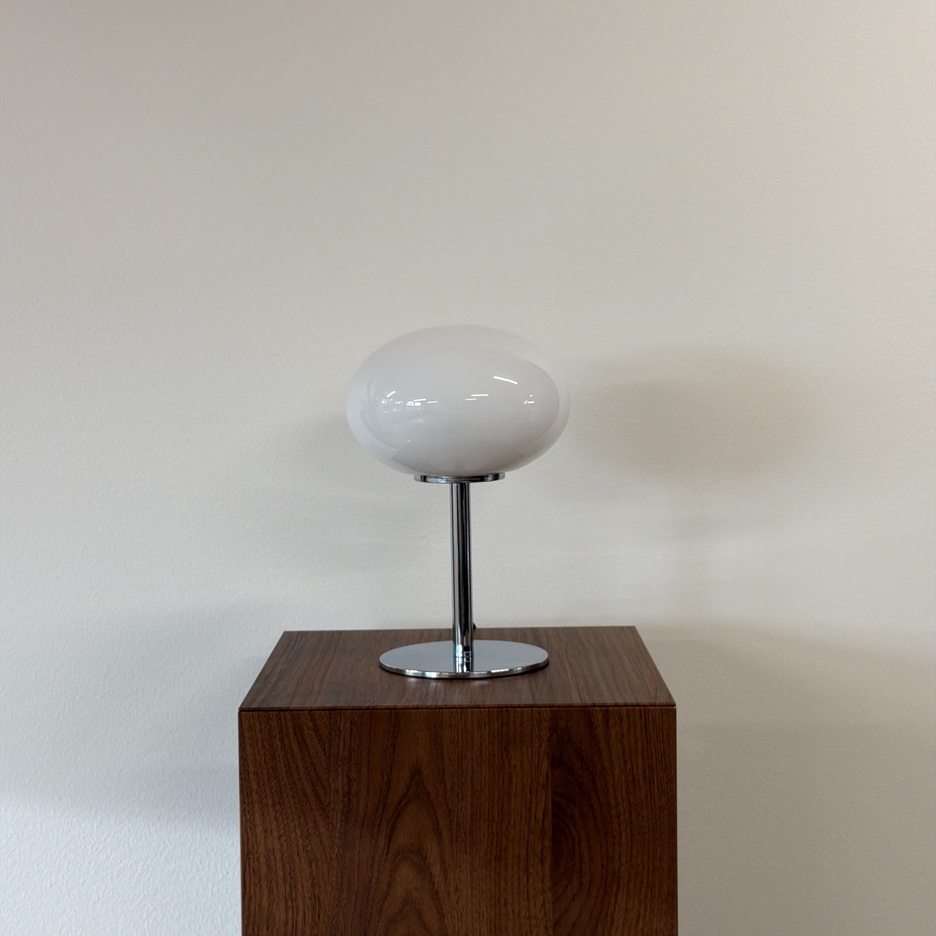GLOBE bordslampa Vit – Bauhaus opalglas & krom