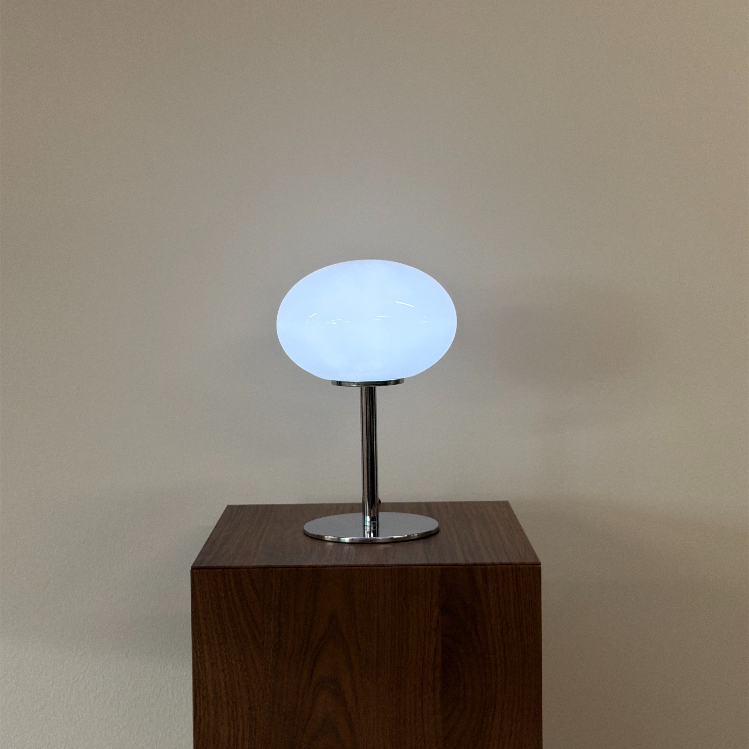 GLOBE bordslampa Vit – Bauhaus opalglas & krom