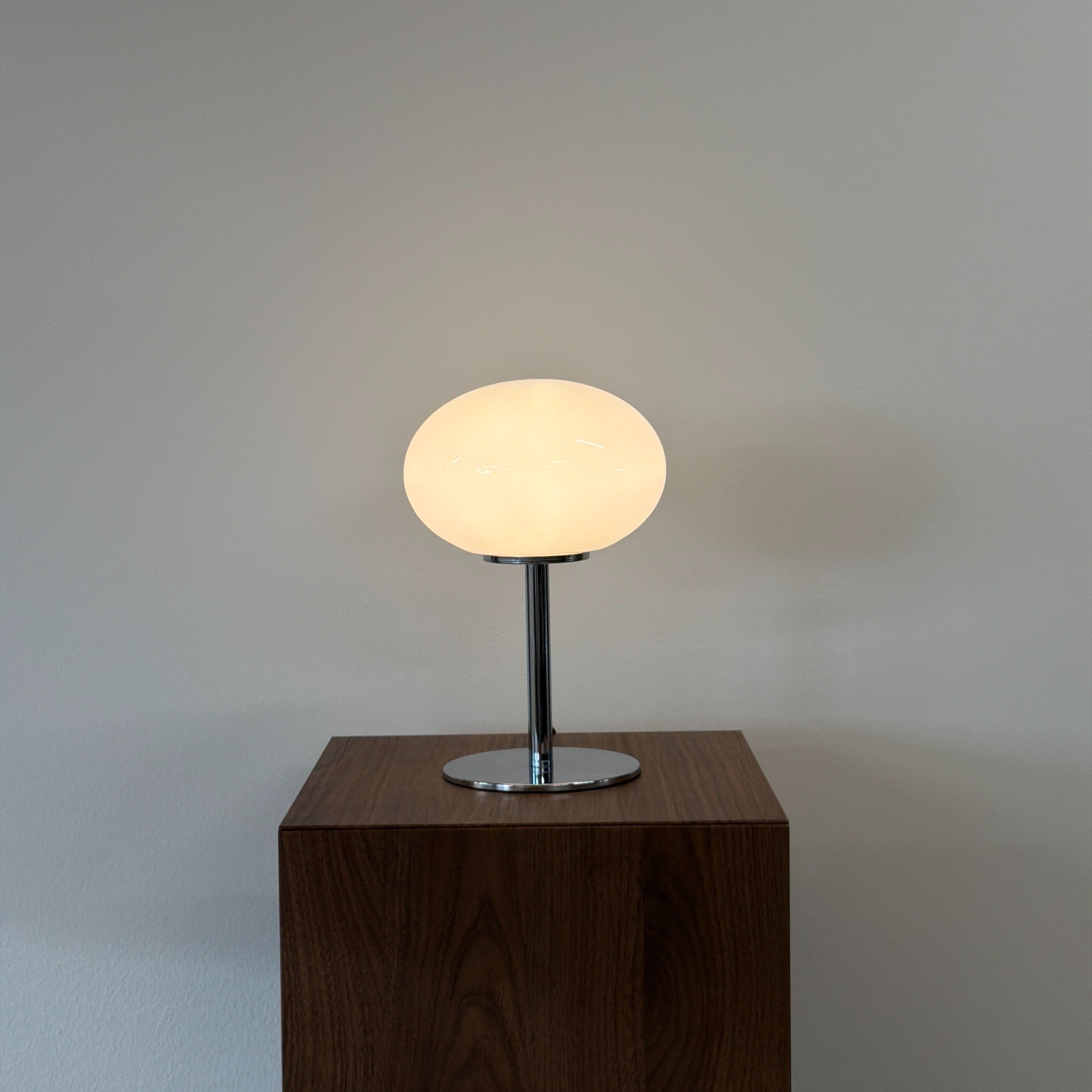 GLOBE bordslampa Vit – Bauhaus opalglas & krom