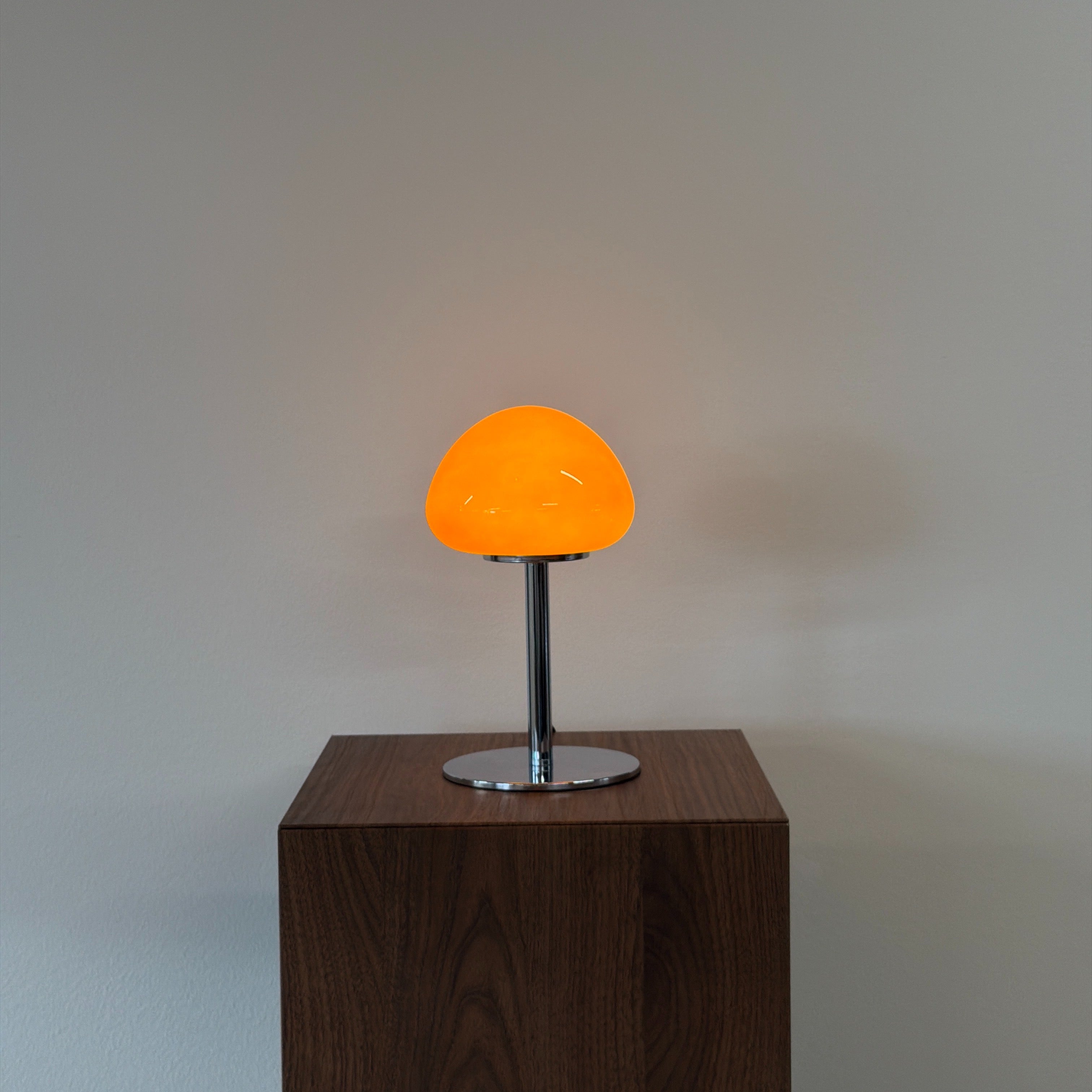 PEBBLE bordslampa Orange – Bauhaus opalglas & krom