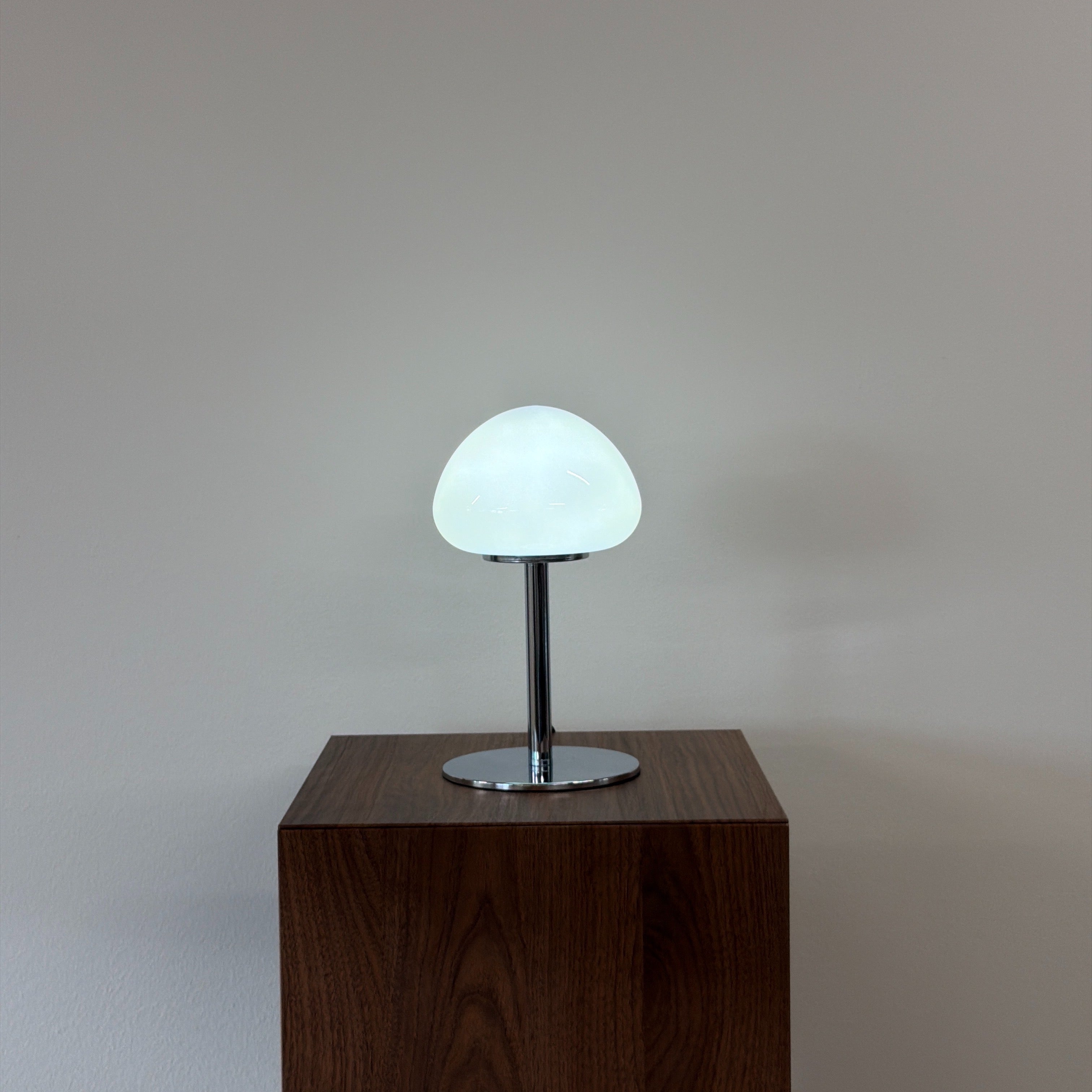 PEBBLE bordslampa Gul – Bauhaus opalglas & krom