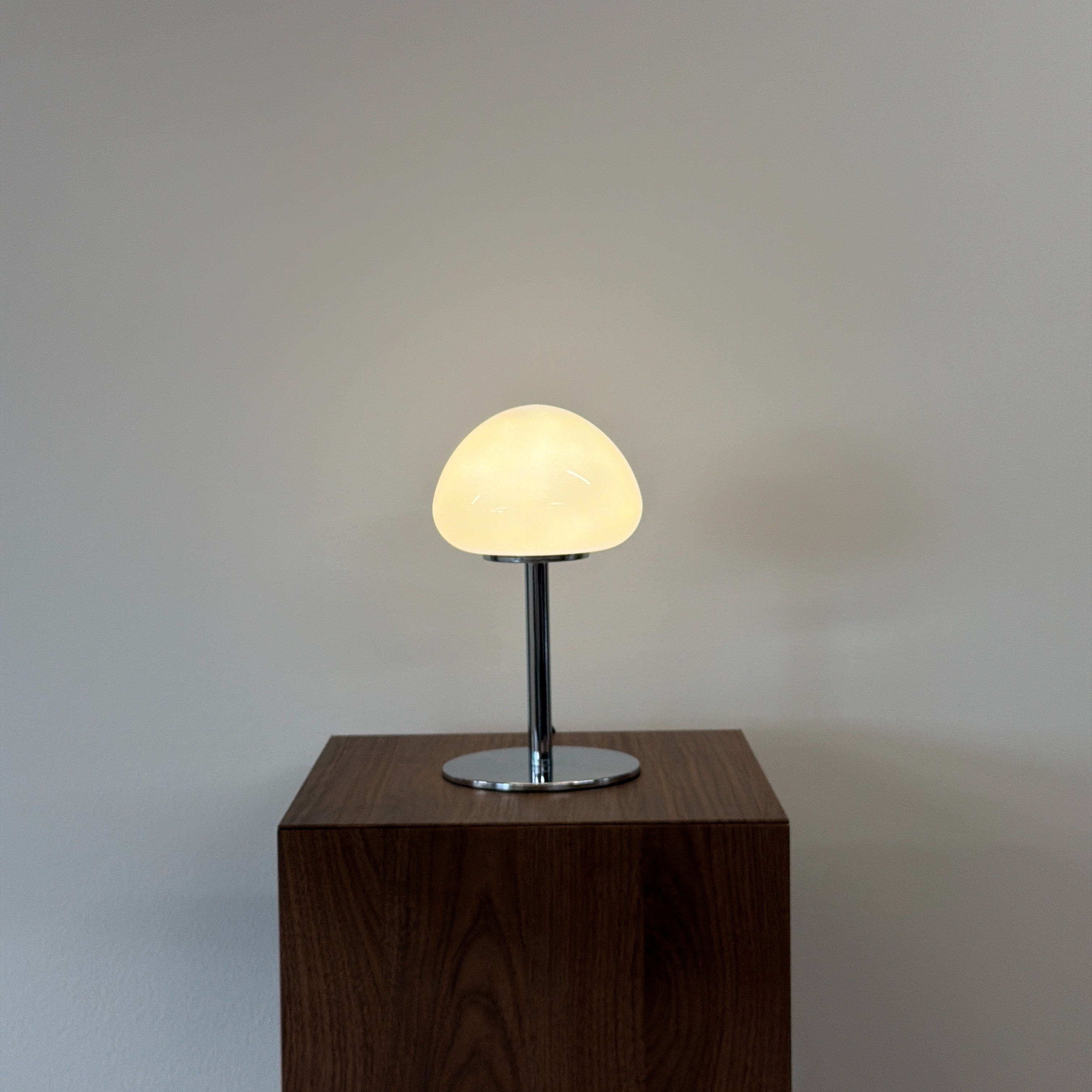 PEBBLE bordslampa Gul – Bauhaus opalglas & krom