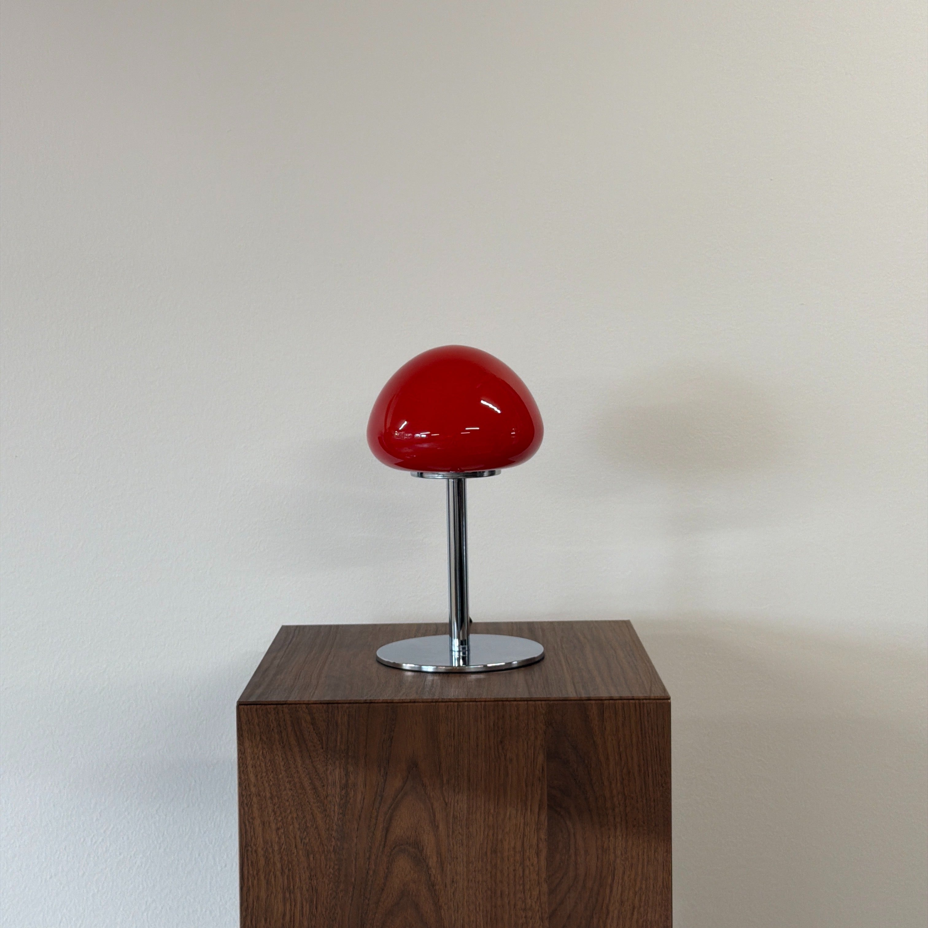 PEBBLE bordslampa Röd – Bauhaus opalglas & krom