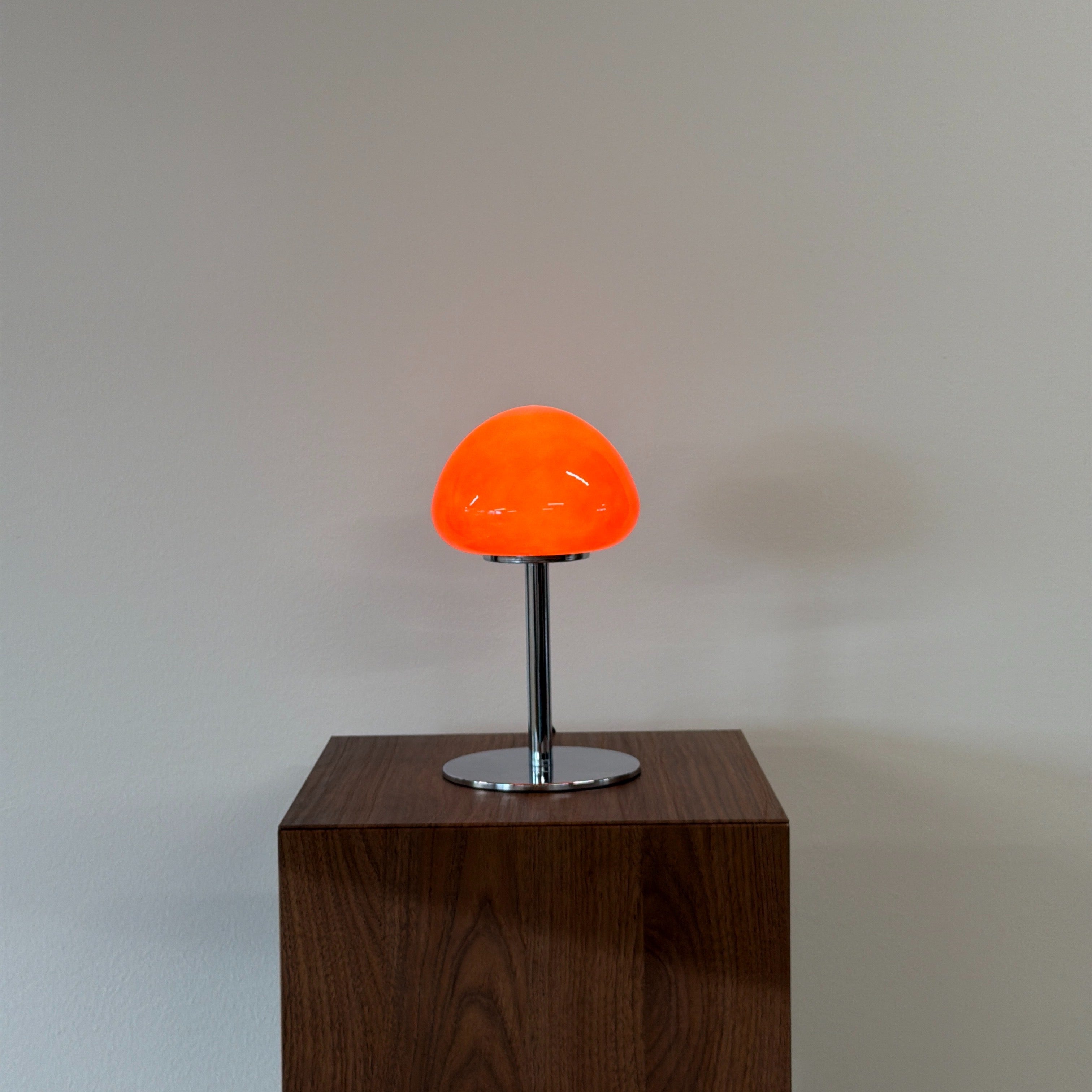 PEBBLE bordslampa Röd – Bauhaus opalglas & krom