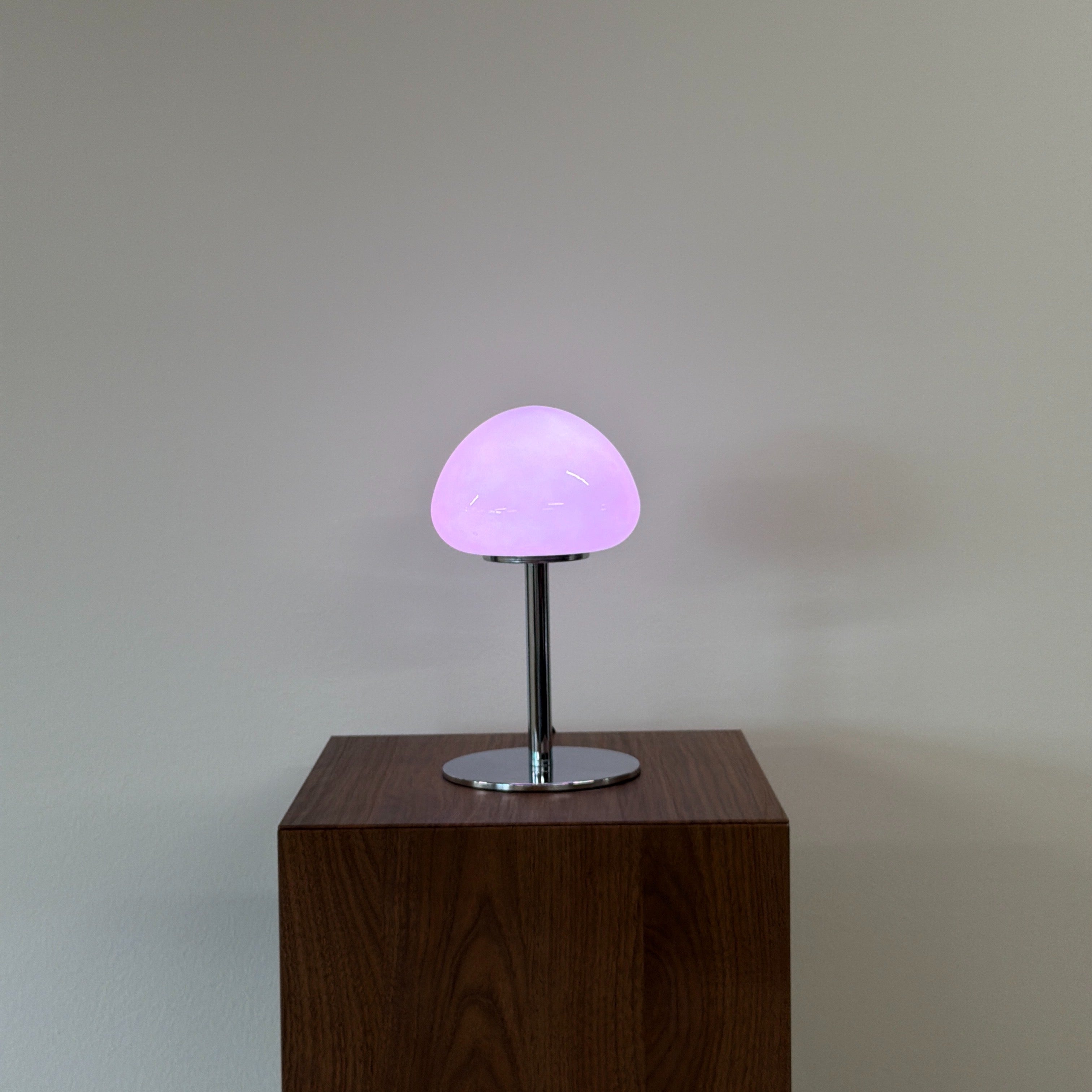 PEBBLE bordslampa Rosa – Bauhaus opalglas & krom