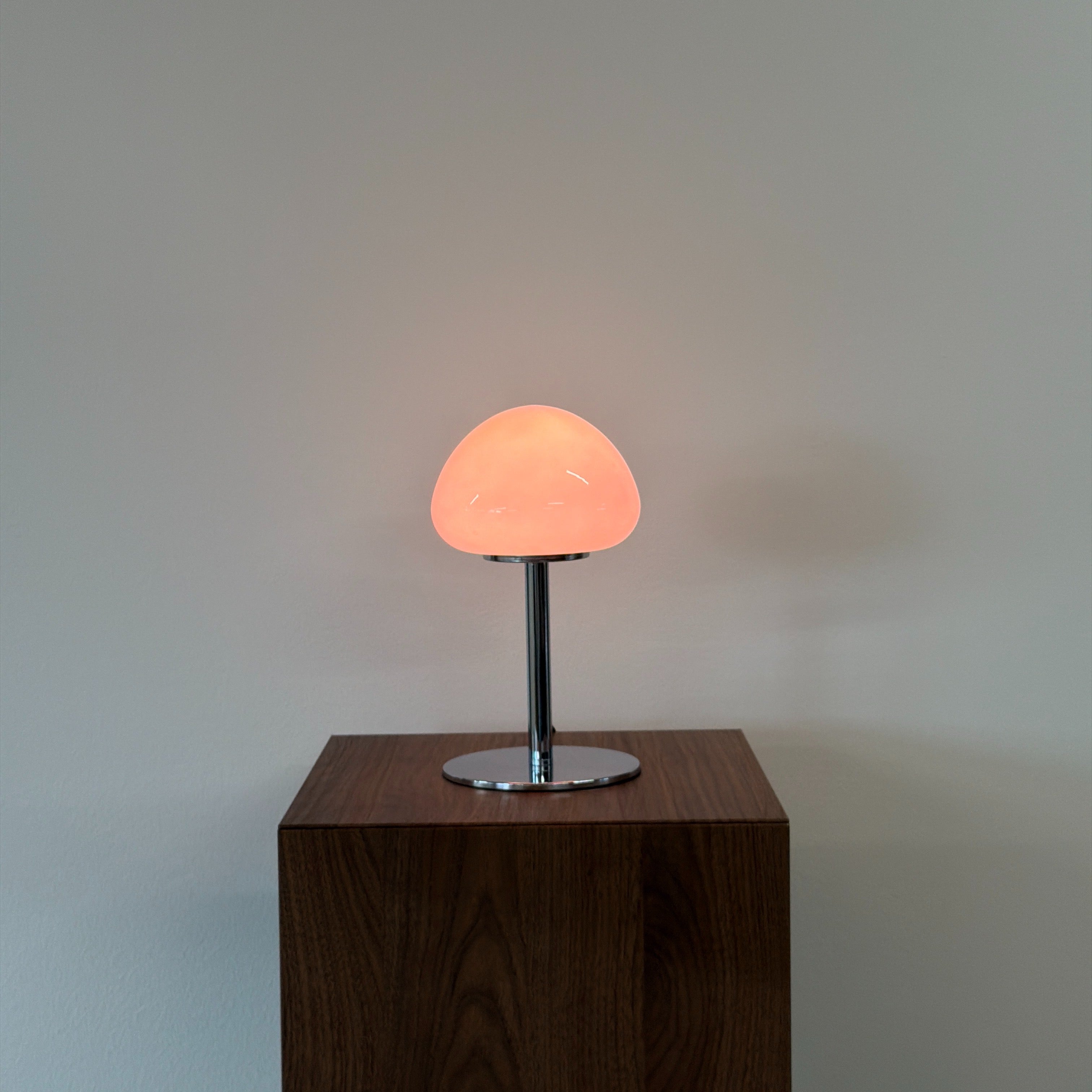 PEBBLE bordslampa Rosa – Bauhaus opalglas & krom