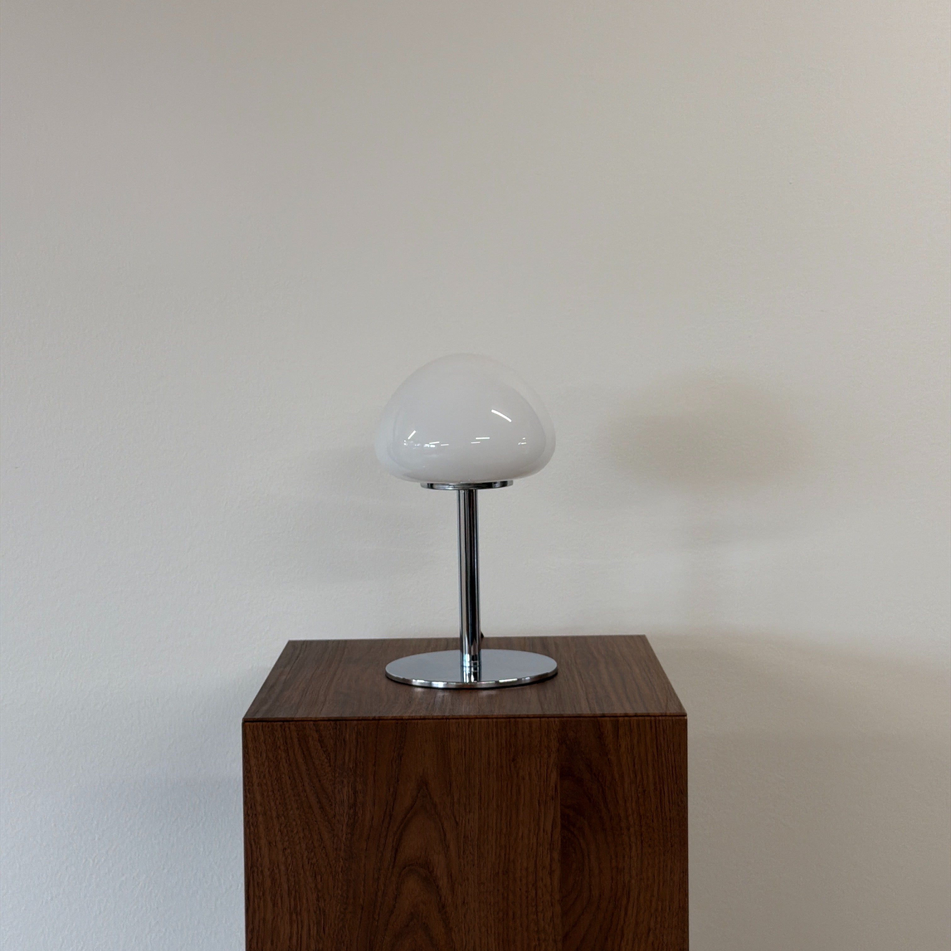 PEBBLE bordslampa Vit – Bauhaus opalglas & krom